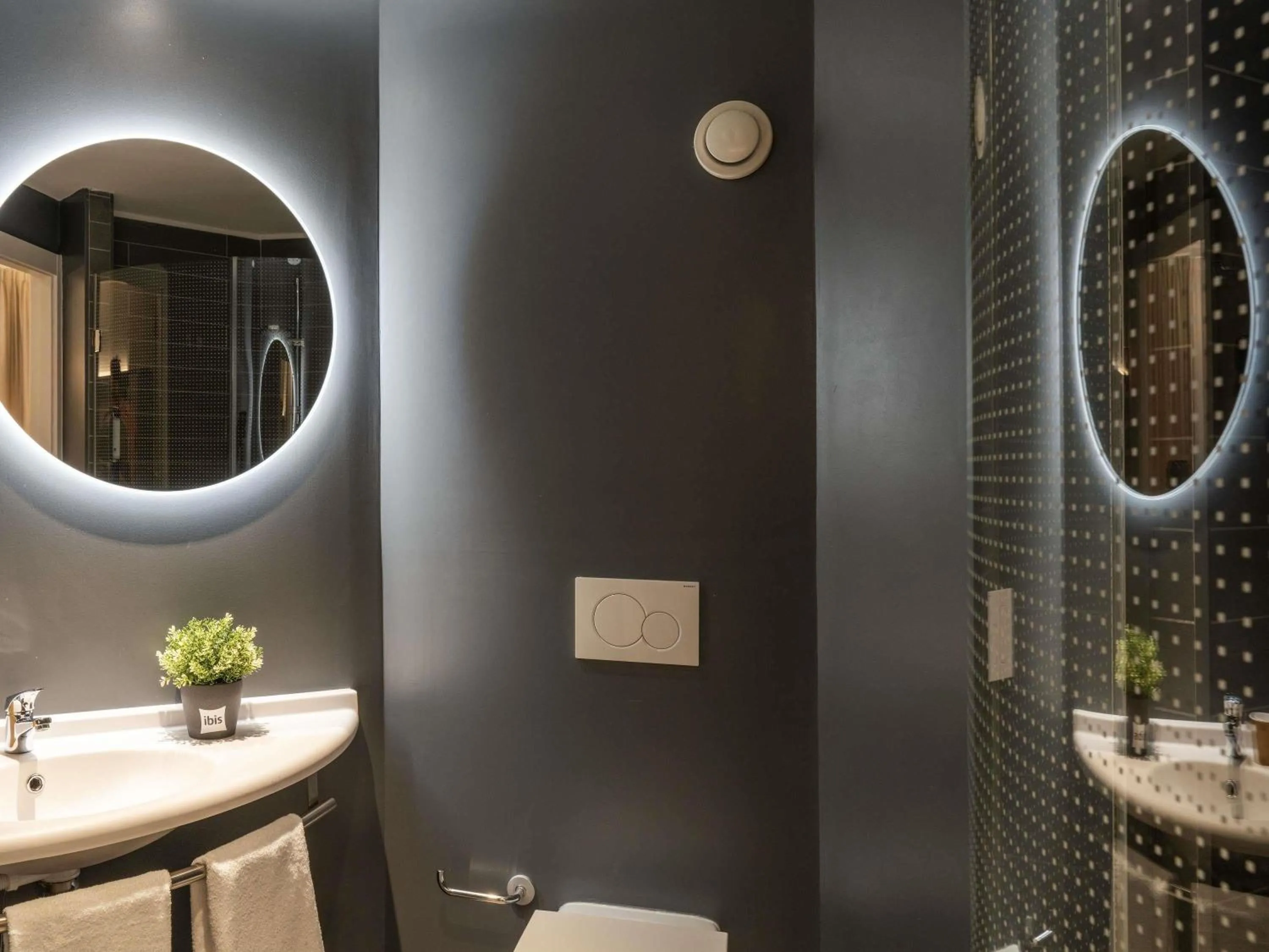 Bedroom in Ibis Madrid Aeropuerto Barajas