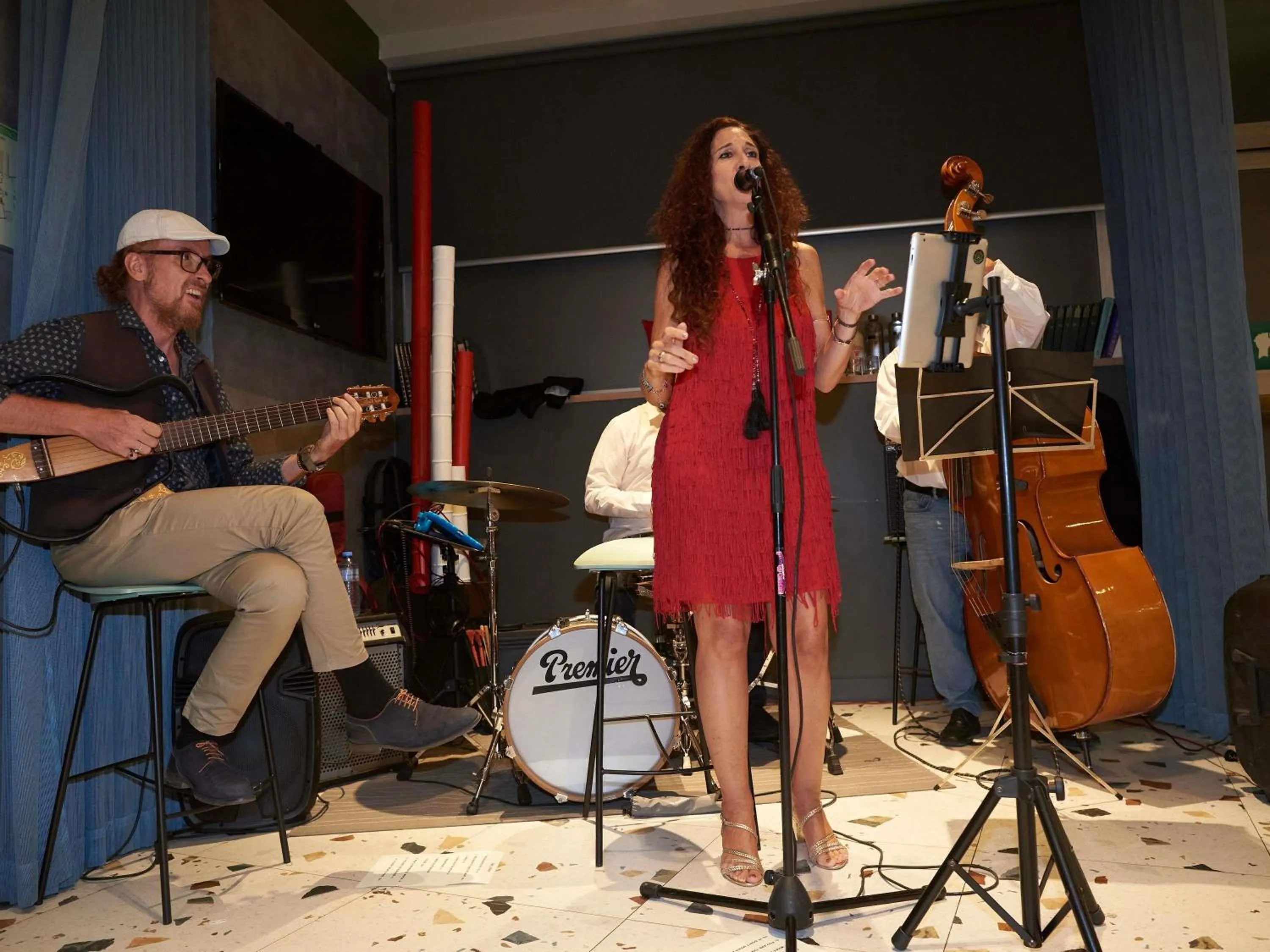 Lounge or bar in Ibis Madrid Aeropuerto Barajas