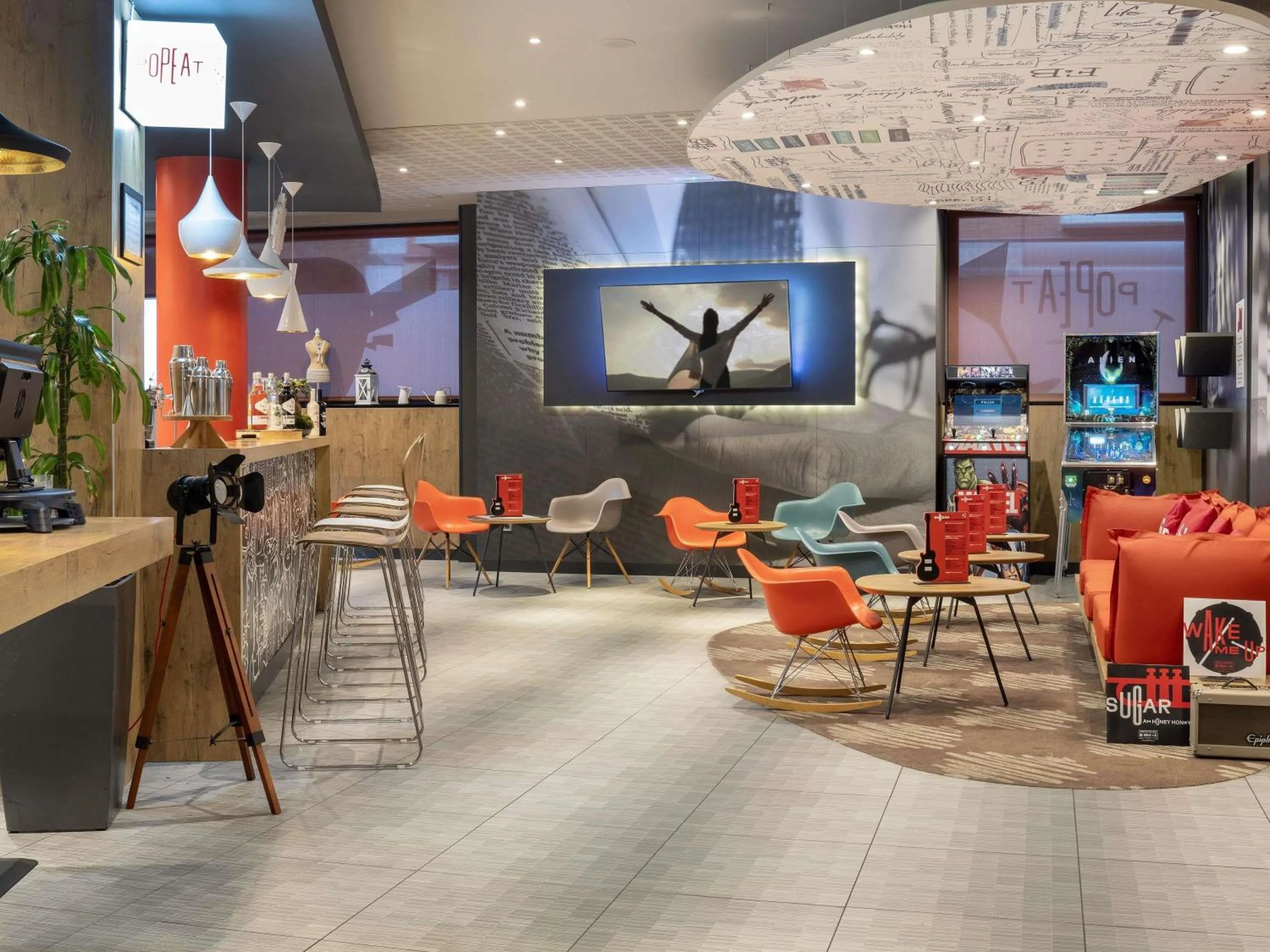 Lounge or bar in Ibis Madrid Aeropuerto Barajas