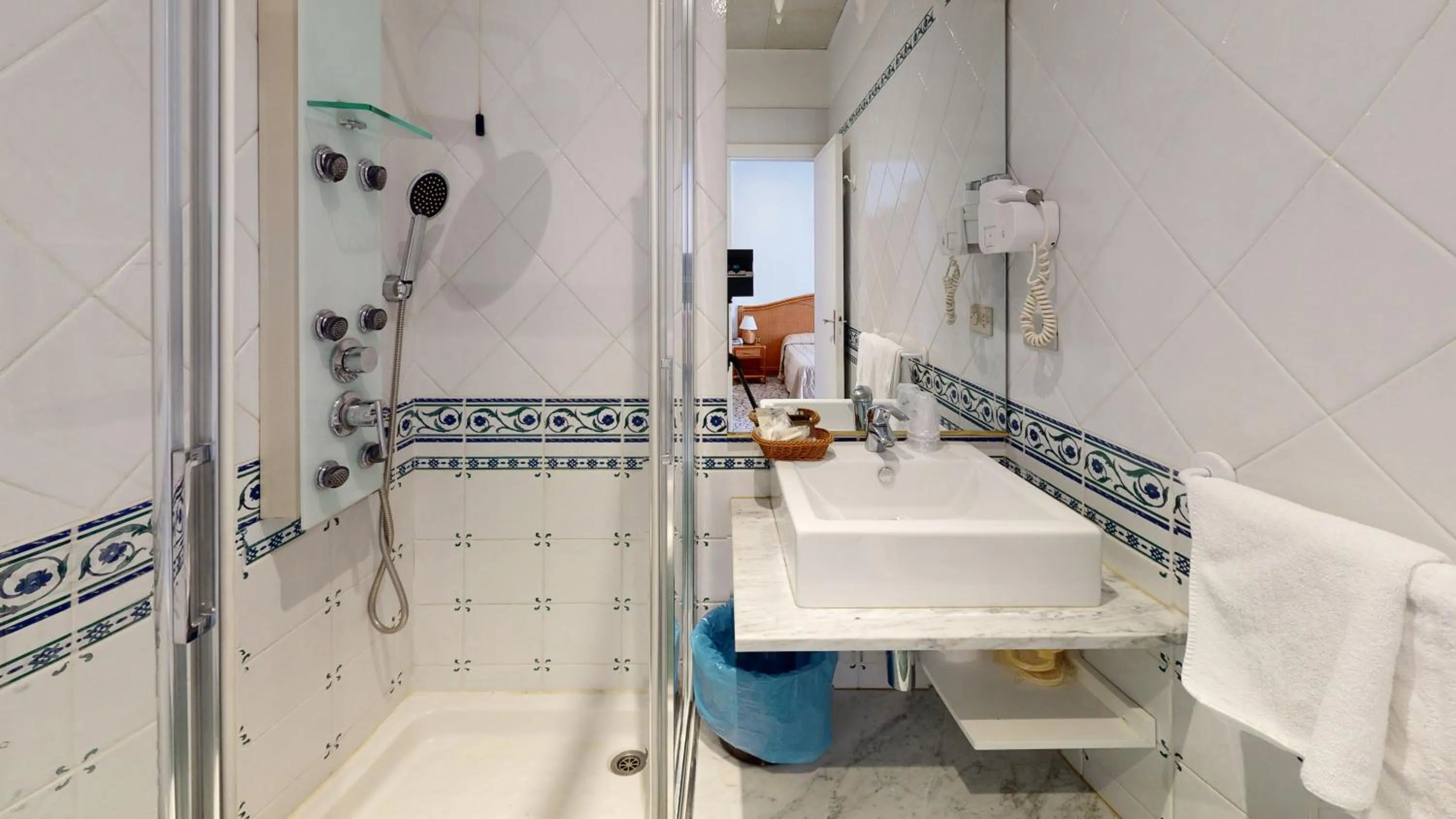 Shower in Hotel Zunino