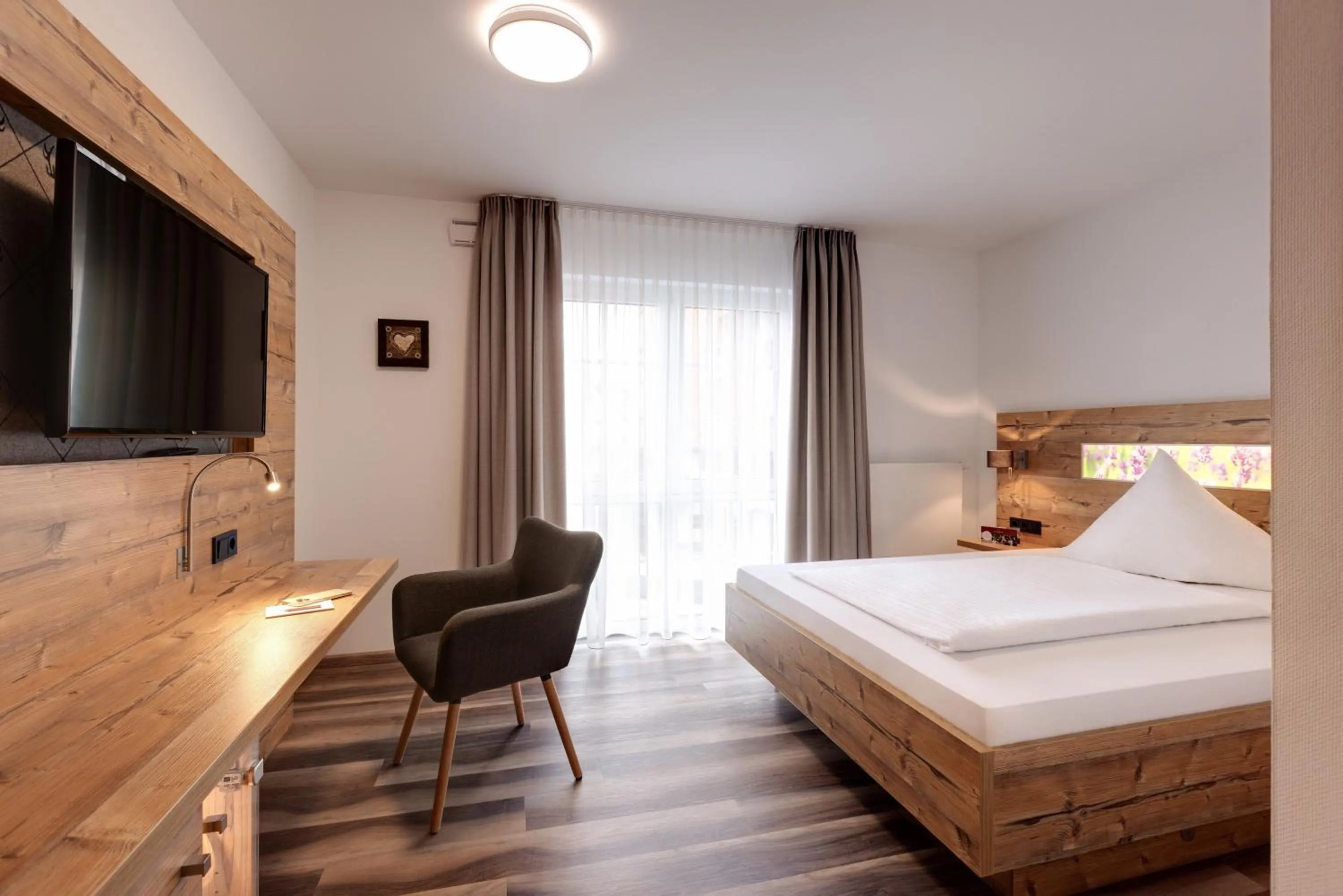 Photo of the whole room, Bed in Edelfinger Hof