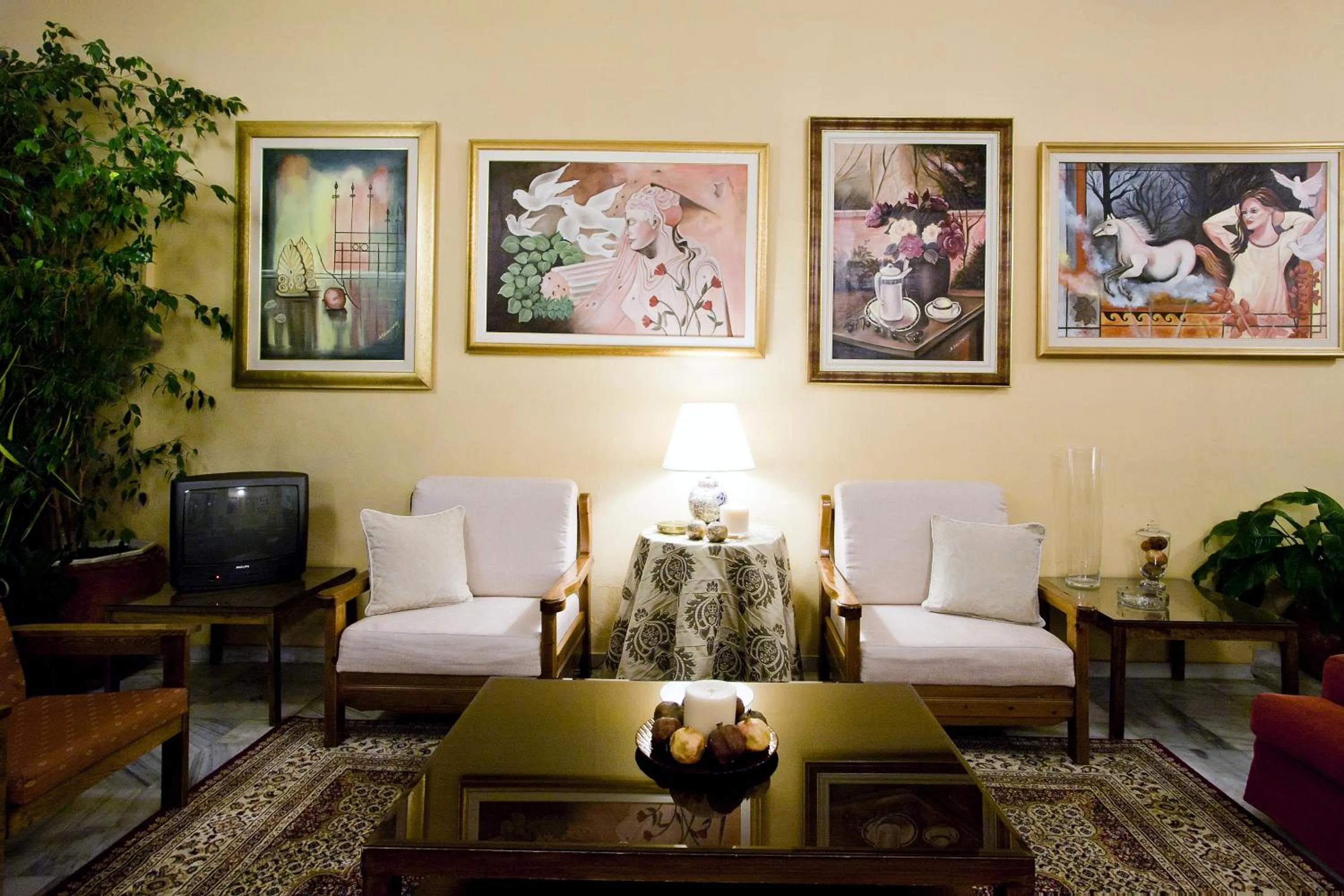 Communal lounge/ TV room in Kouros Hotel