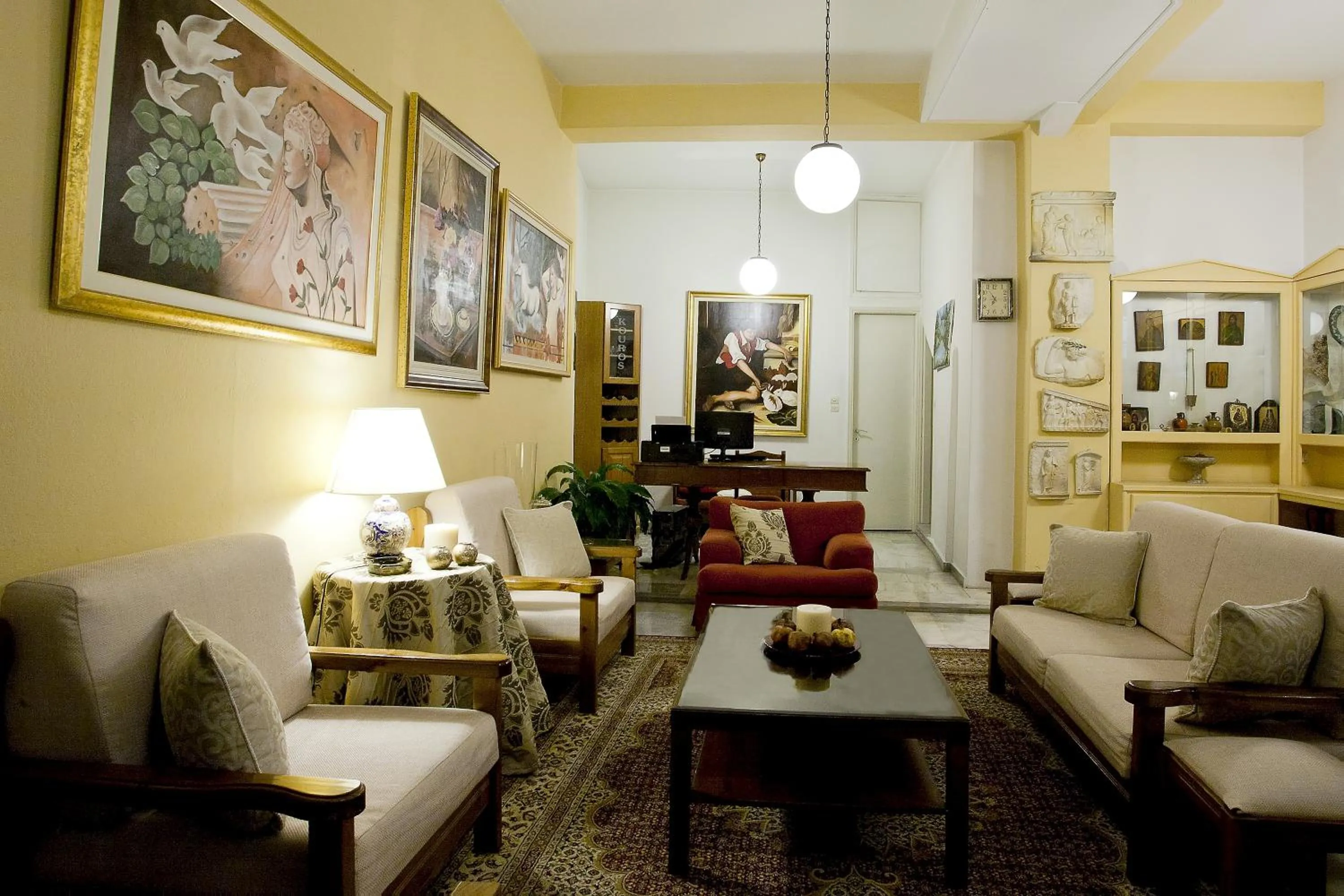 Communal lounge/ TV room in Kouros Hotel