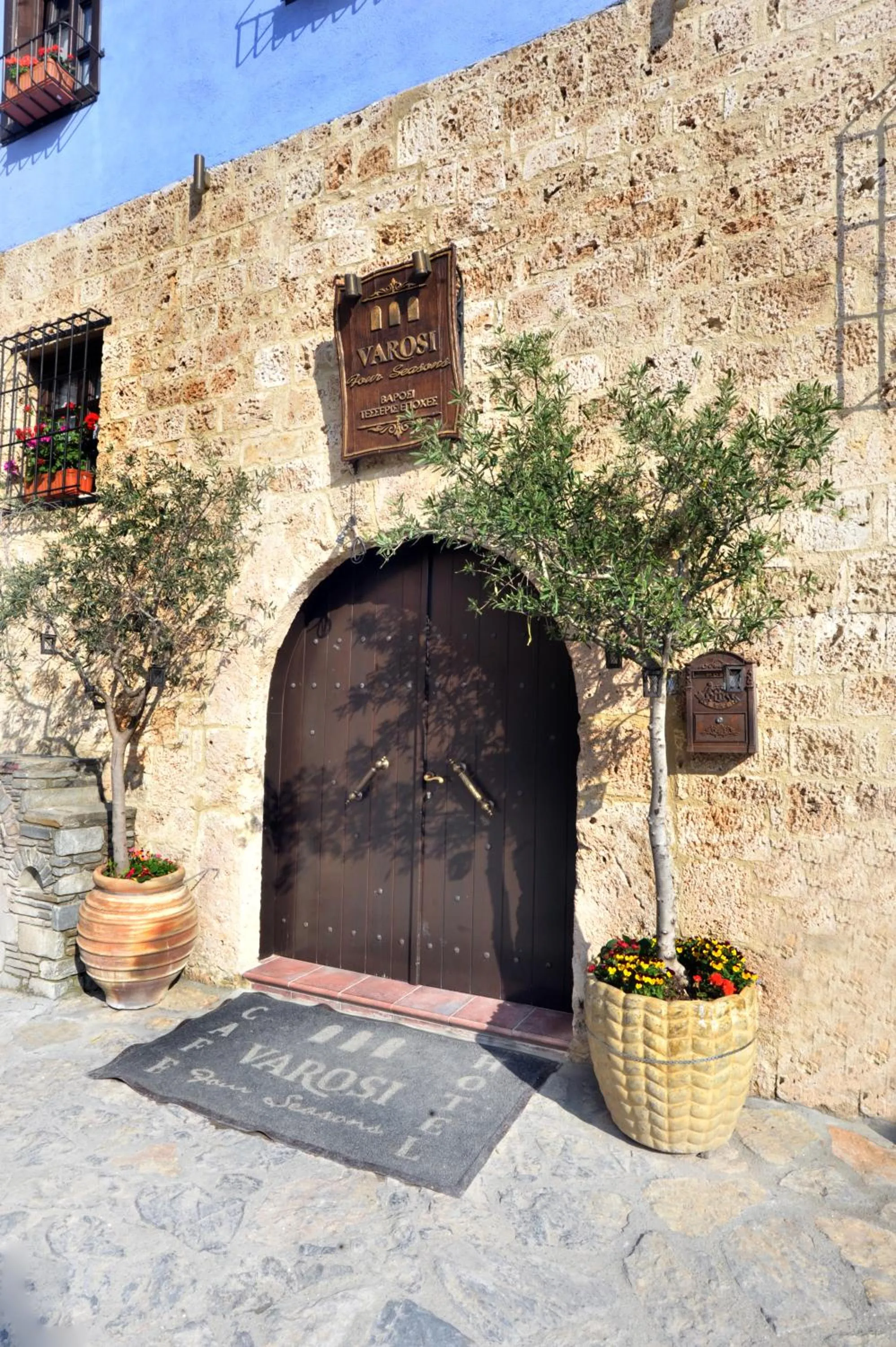 Facade/entrance in Varosi 4 Seasons