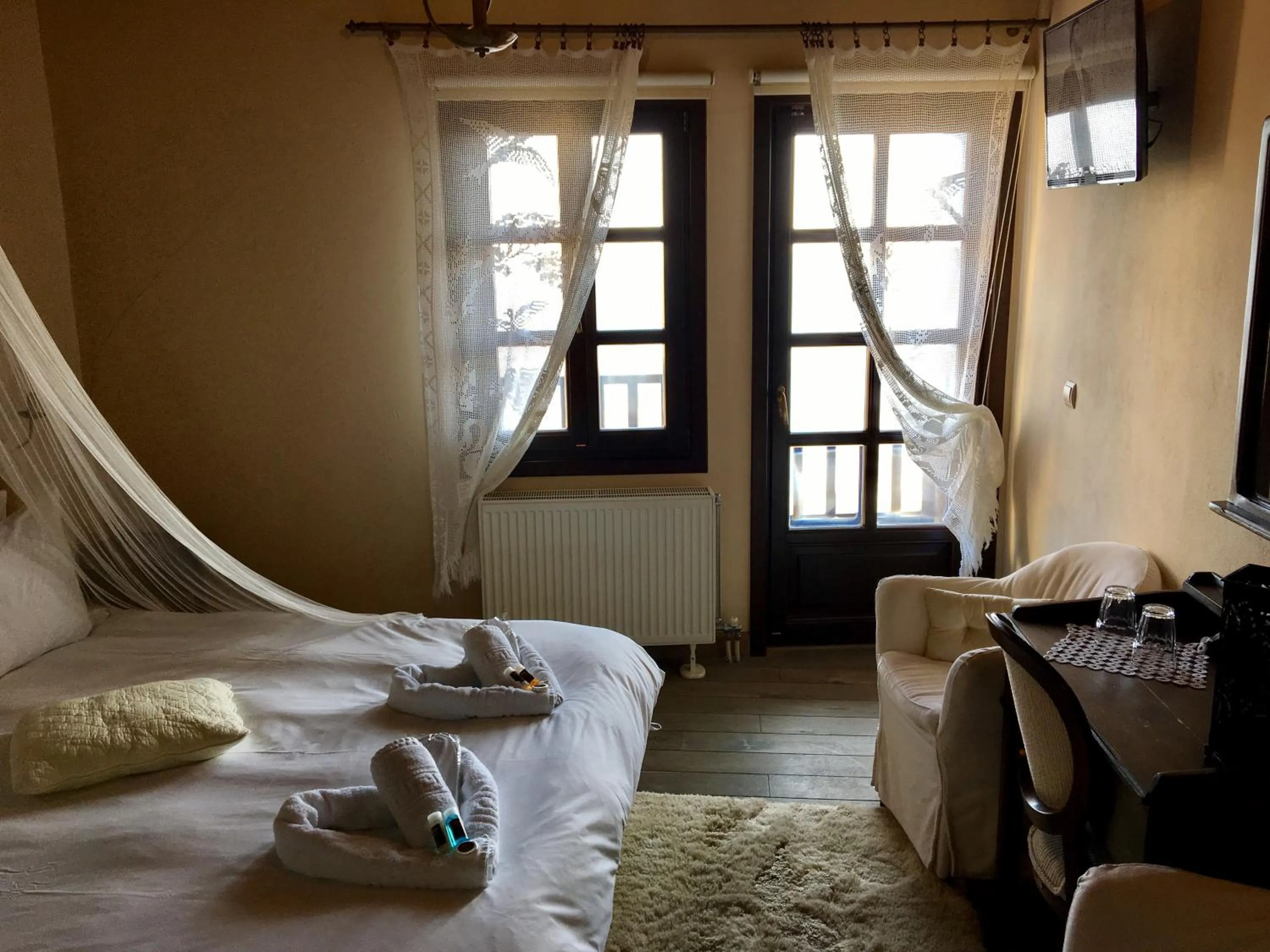 Photo of the whole room, Bed in Varosi 4 Seasons