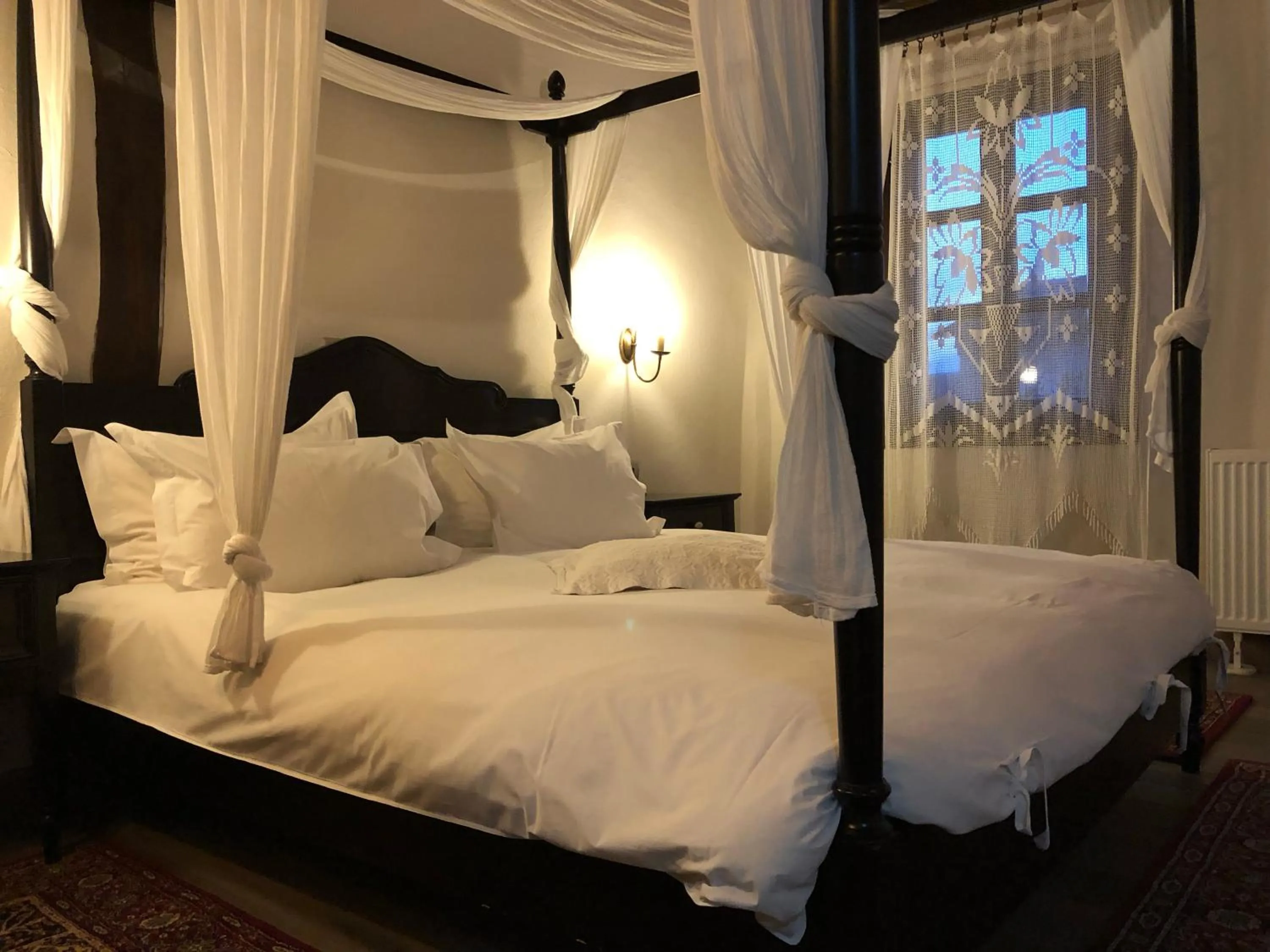 Photo of the whole room, Bed in Varosi 4 Seasons