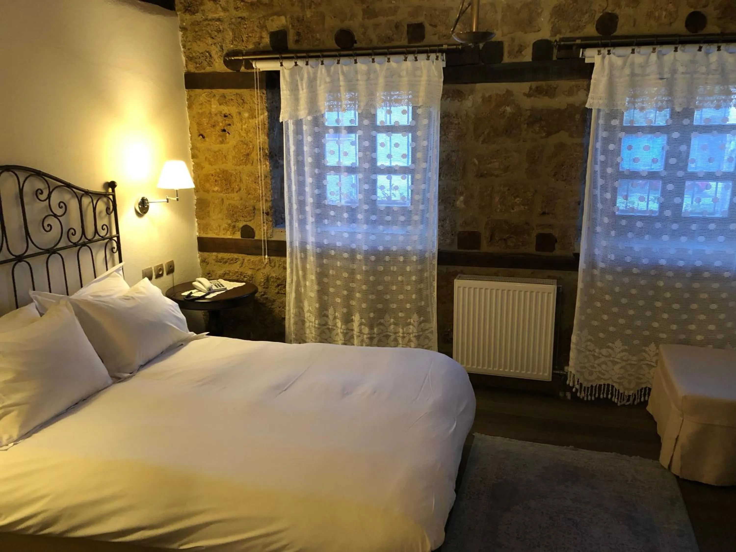 Photo of the whole room, Bed in Varosi 4 Seasons