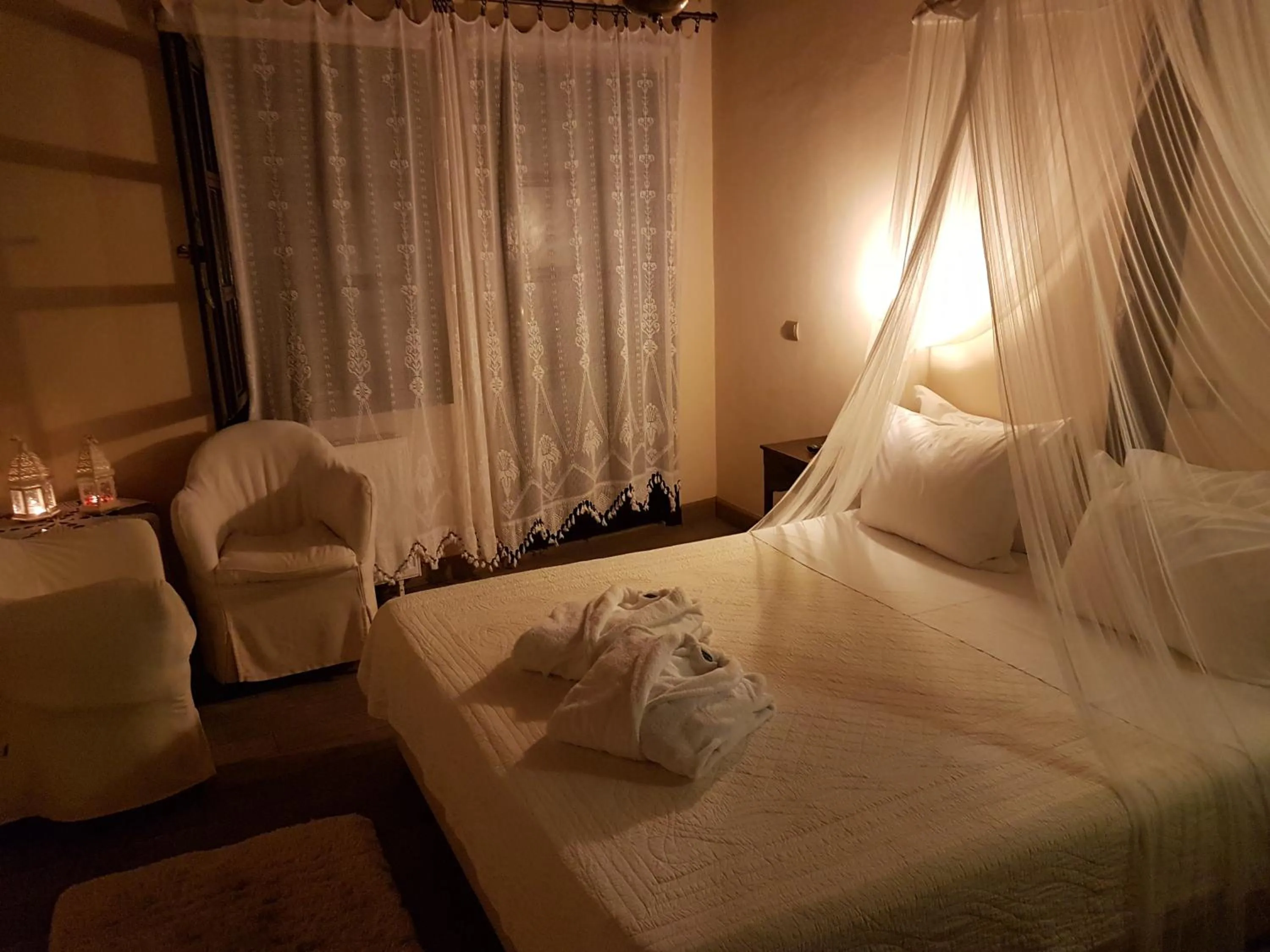 Photo of the whole room, Bed in Varosi 4 Seasons