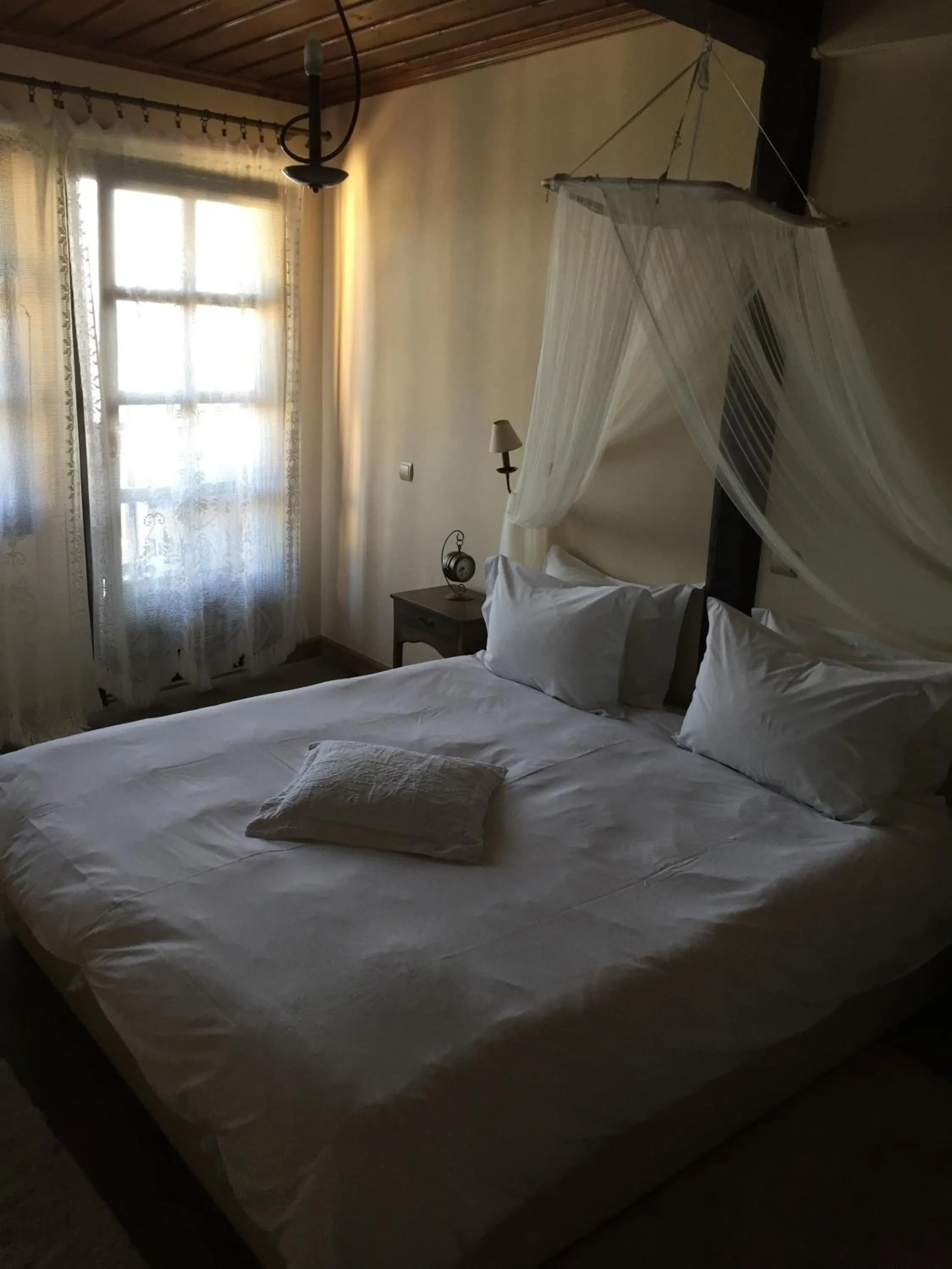 Bed in Varosi 4 Seasons