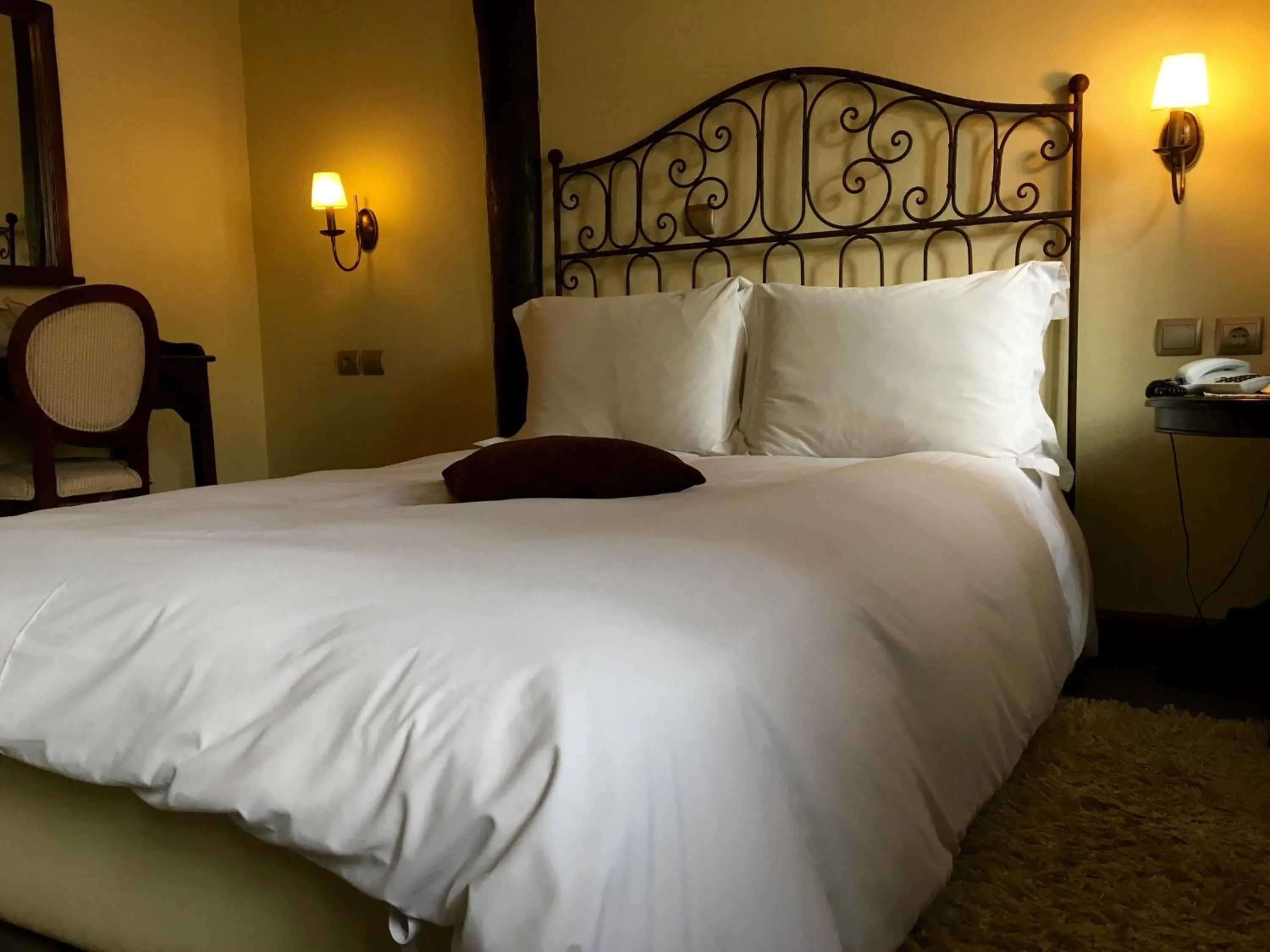 Bed in Varosi 4 Seasons