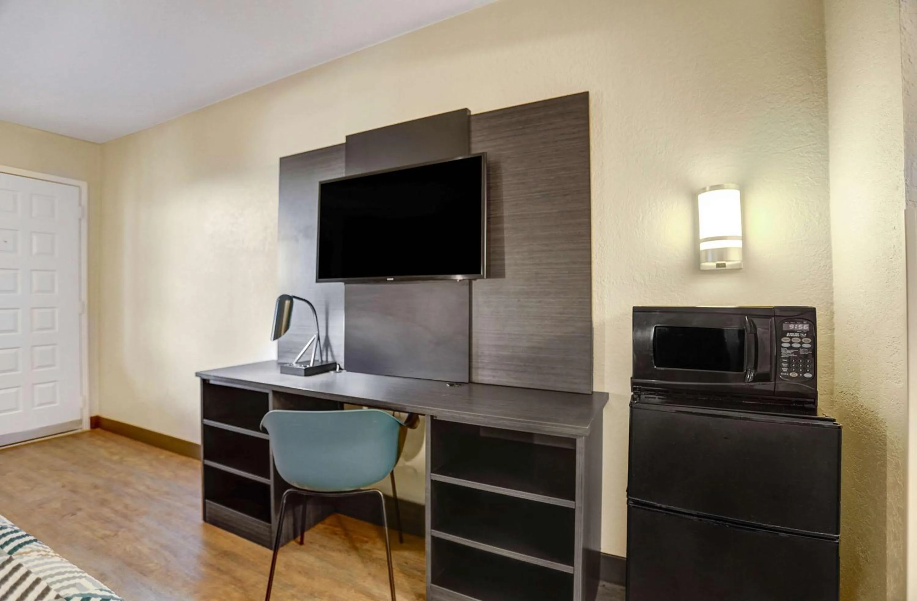 TV and multimedia in Motel 6-Amarillo, TX - Airport