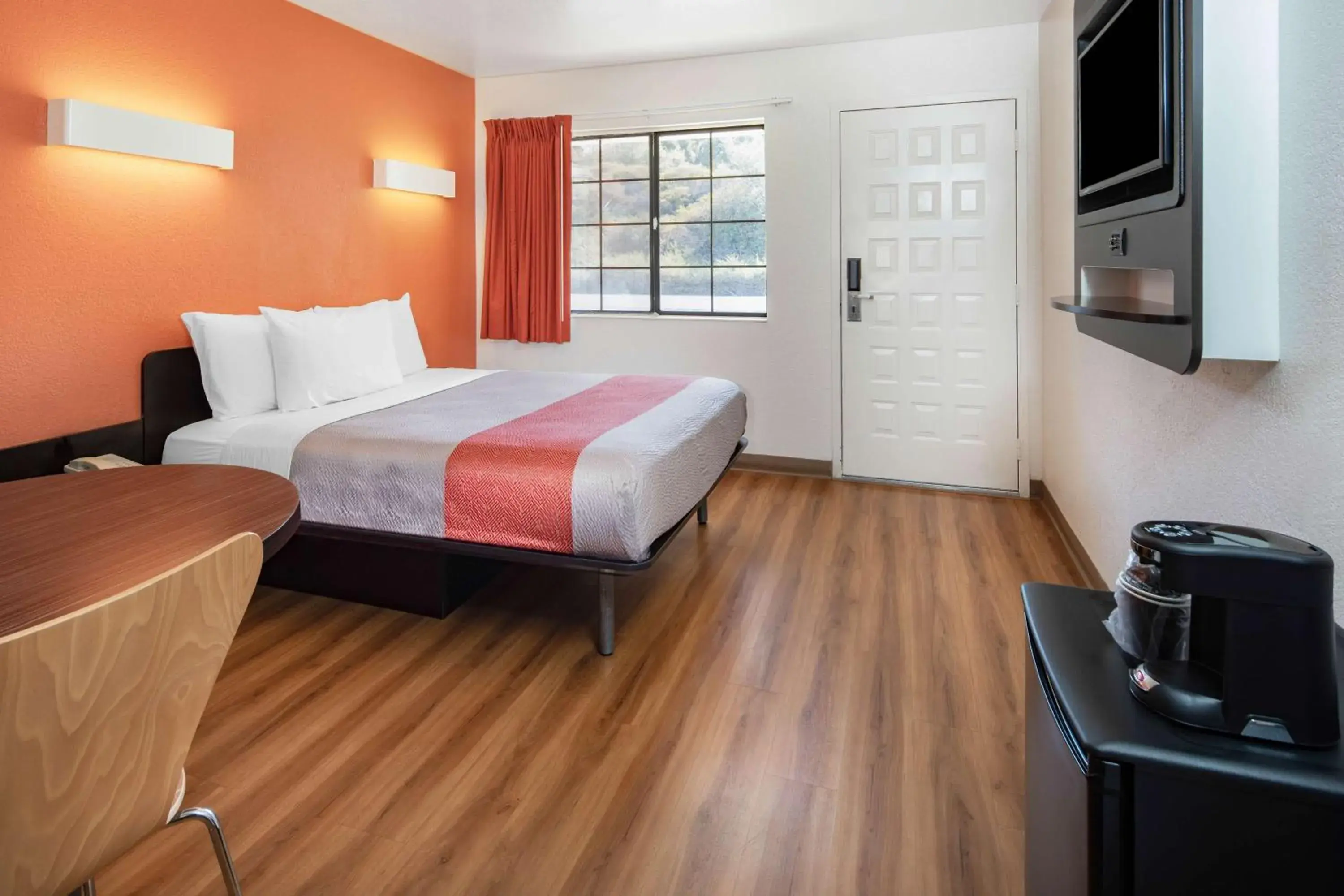 Photo of the whole room, Bed in Motel 6-Thousand Oaks, CA Photo of the whole room, Bed in Motel 6-Thousand Oaks, CA