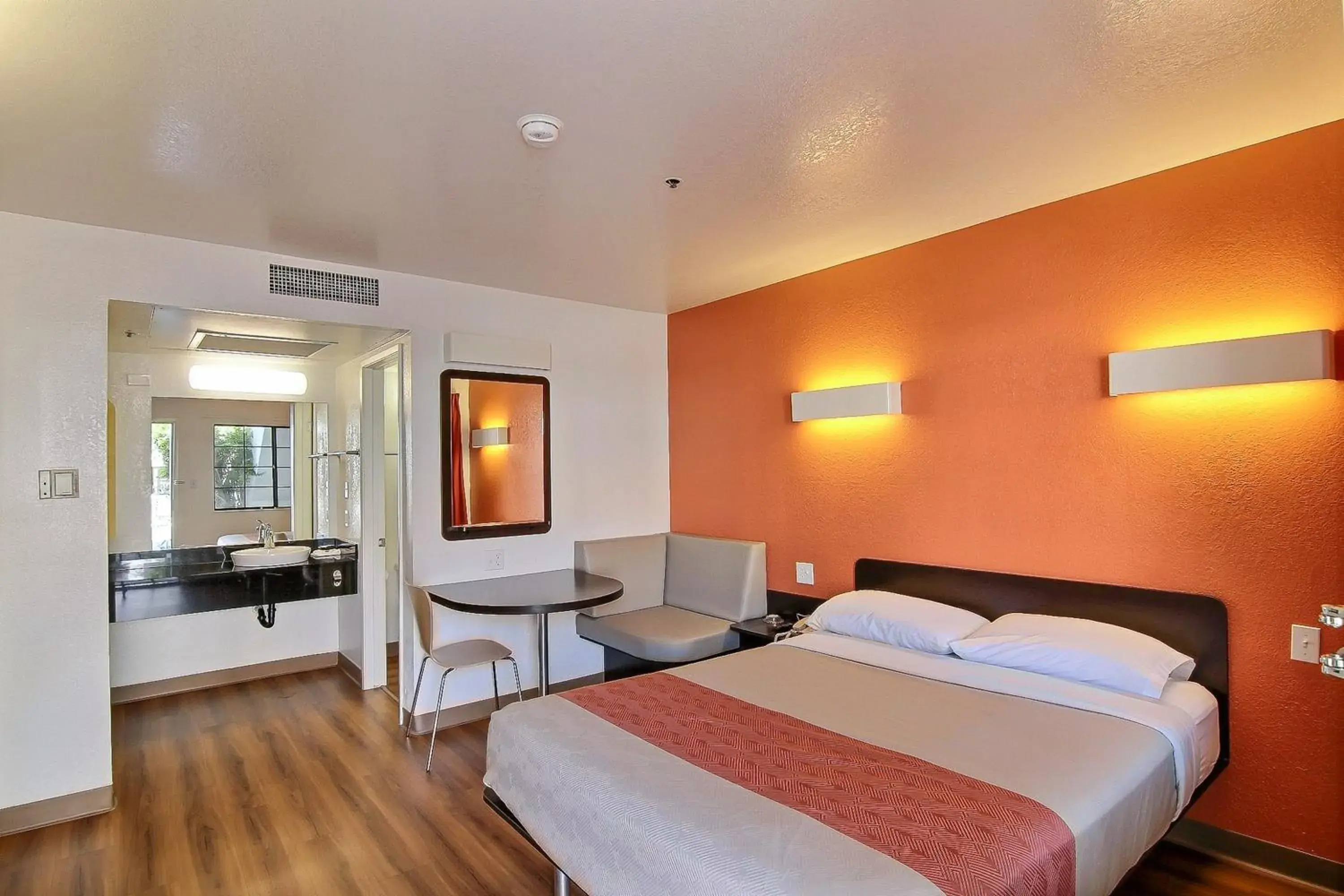 Bed in Motel 6-Thousand Oaks, CA Bed in Motel 6-Thousand Oaks, CA