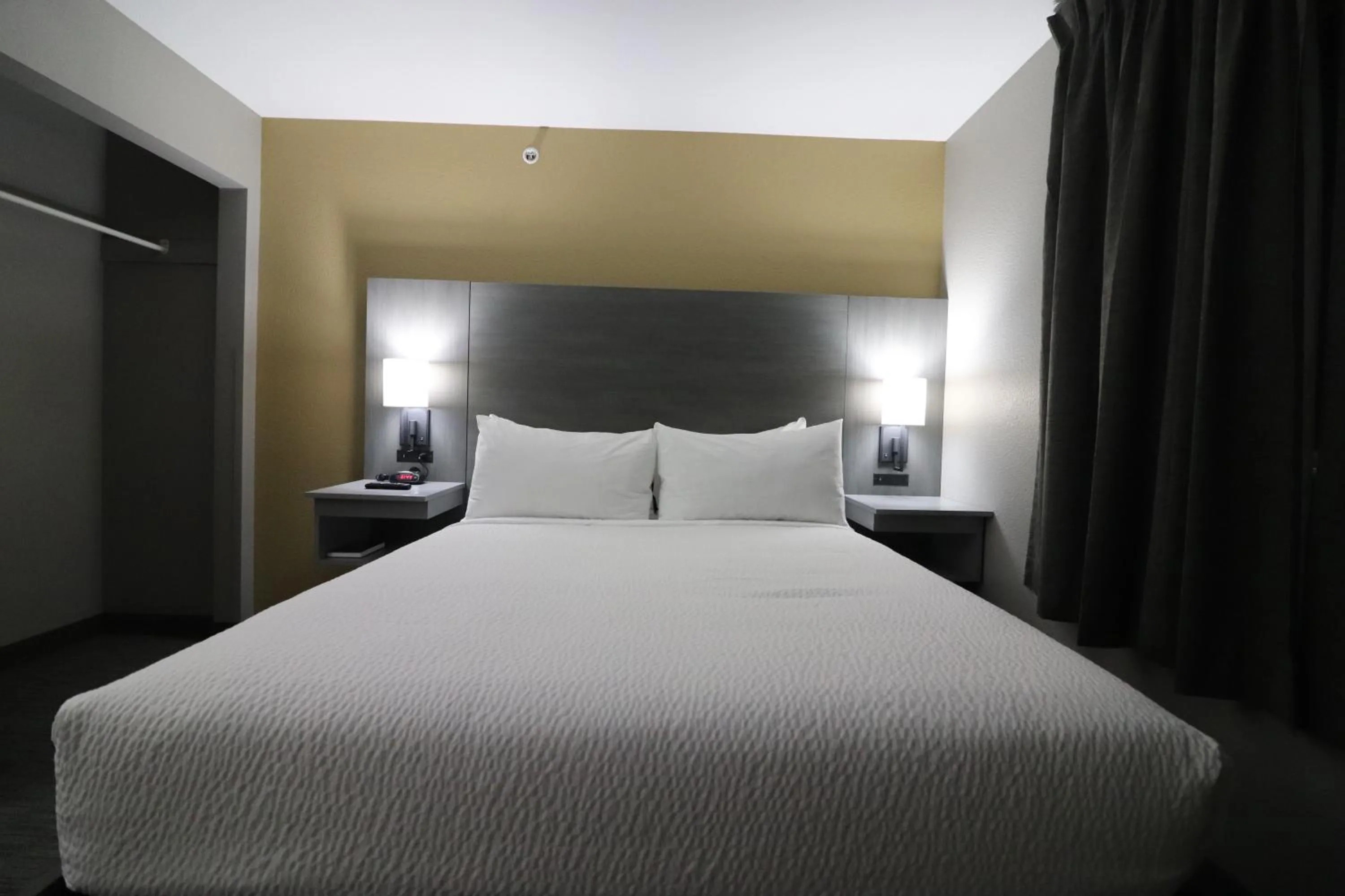 Bed in Days Inn by Wyndham Stony Plain