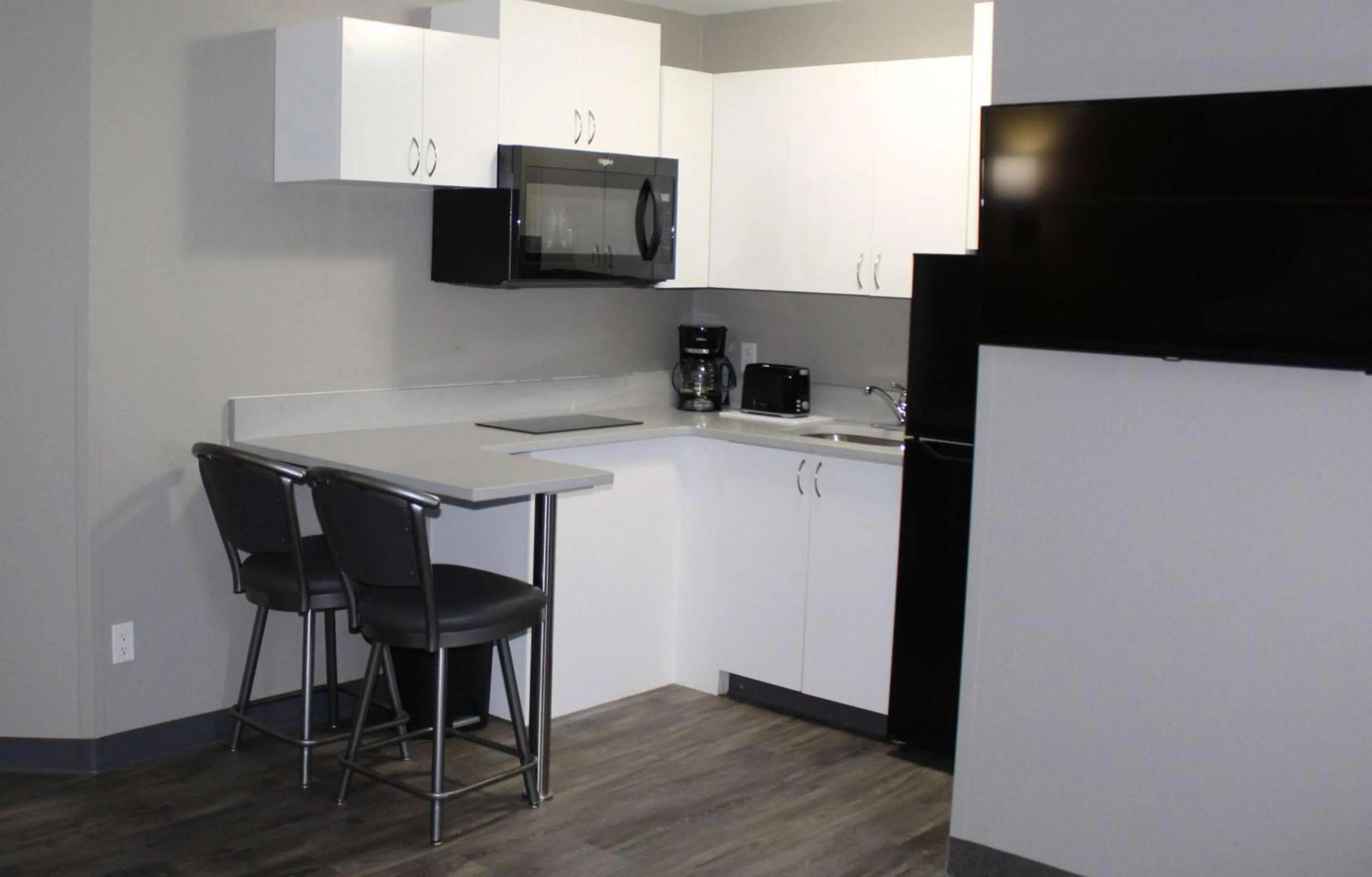 Photo of the whole room, Kitchen/Kitchenette in Motel 6 Stony Plain, AB