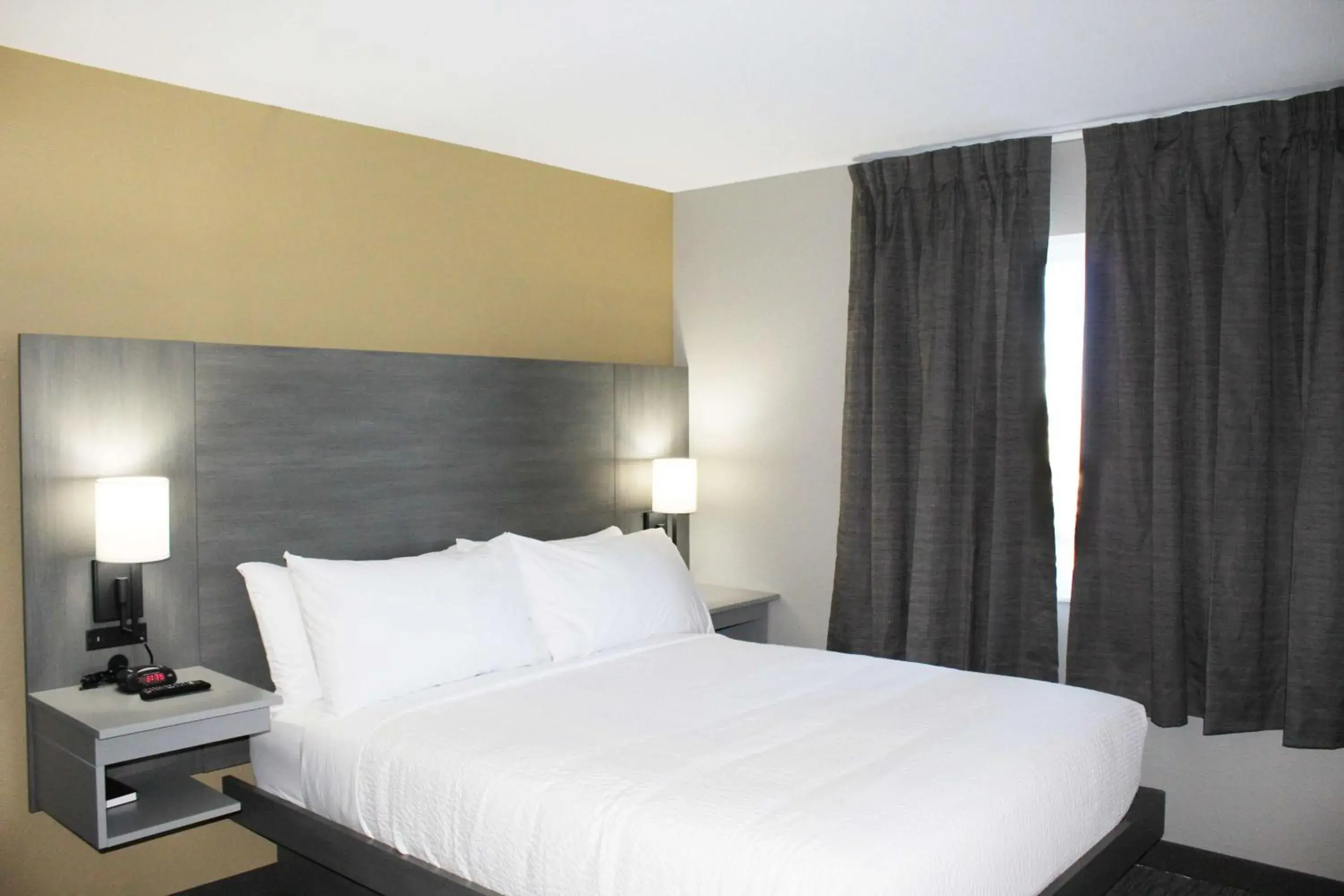 Queen Room with Roll-In Shower - Mobility Accessible/Non-Smoking in Motel 6 Stony Plain, AB Queen Room with Roll-In Shower - Mobility Accessible/Non-Smoking in Motel 6 Stony Plain, AB