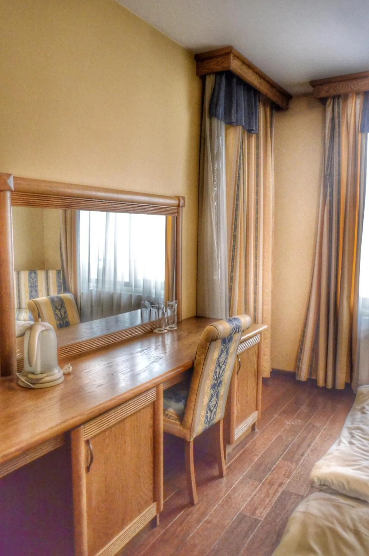 Living room in Bellevue Residence Apartments