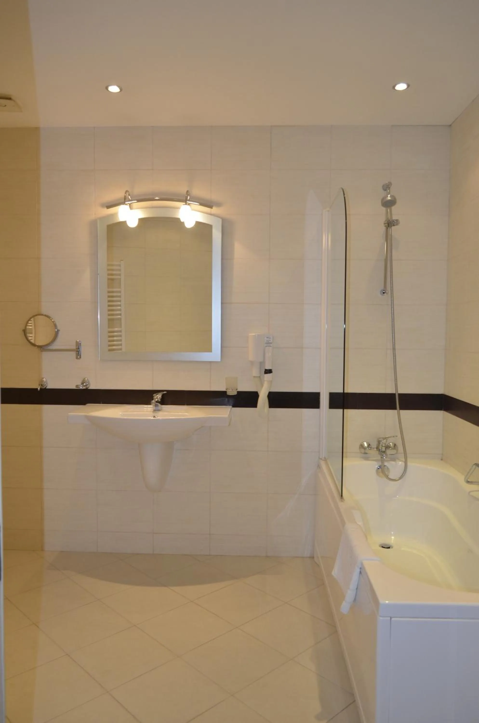 Shower in Bellevue Residence Apartments