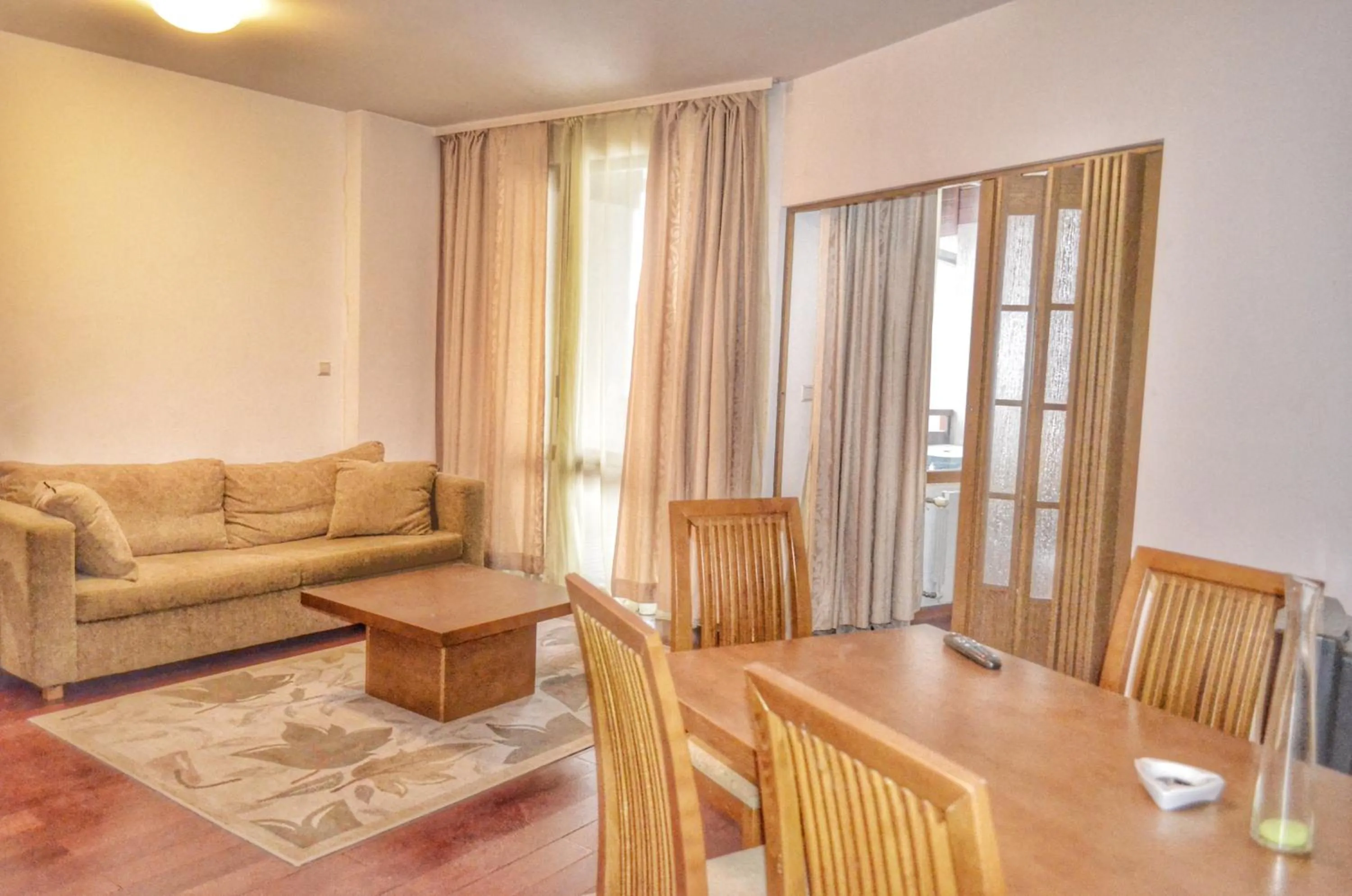 Living room in Bellevue Residence Apartments