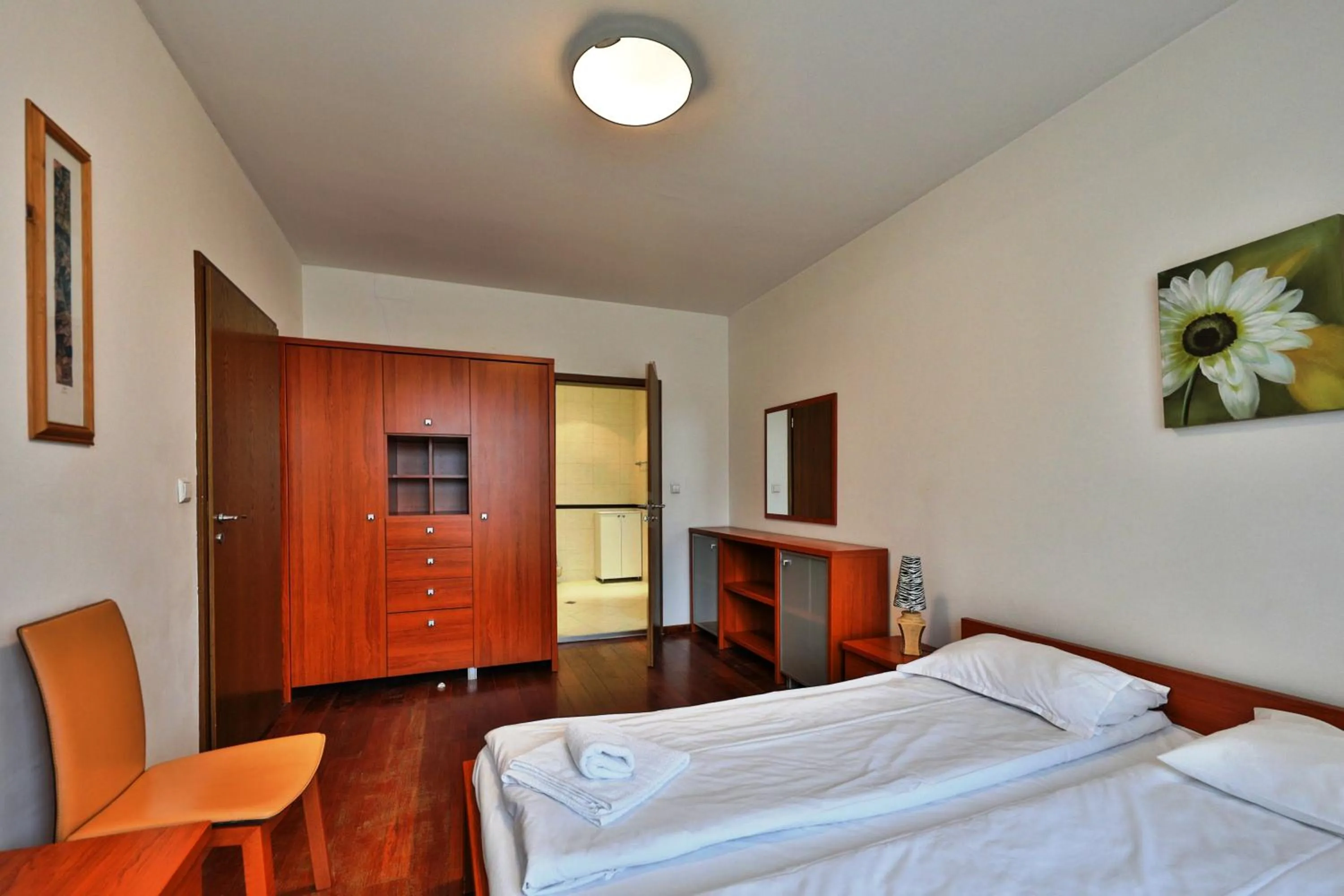 Bedroom, Bed in Bellevue Residence Apartments