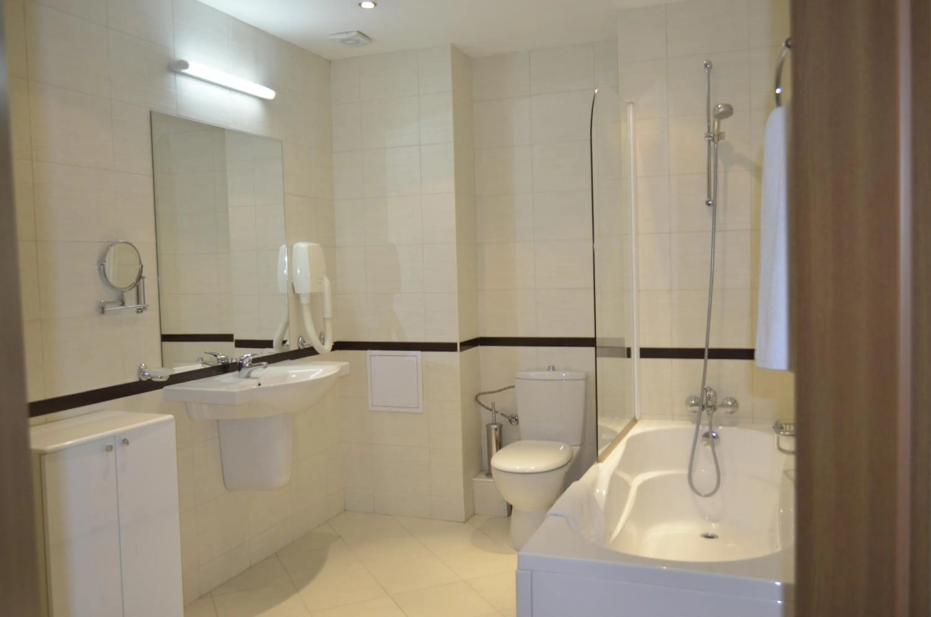 Shower in Bellevue Residence Apartments