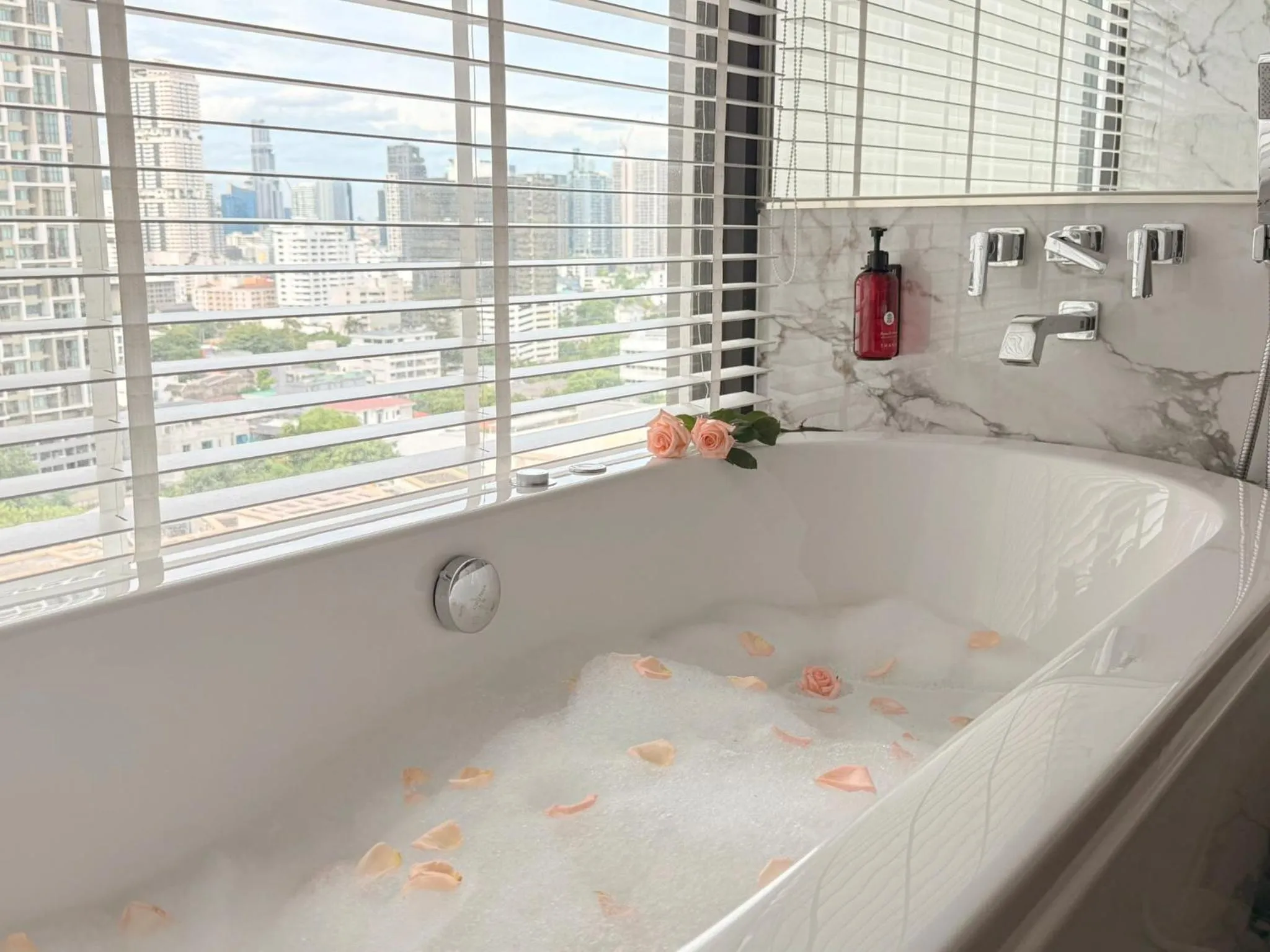 Bath in Valia Hotel Bangkok