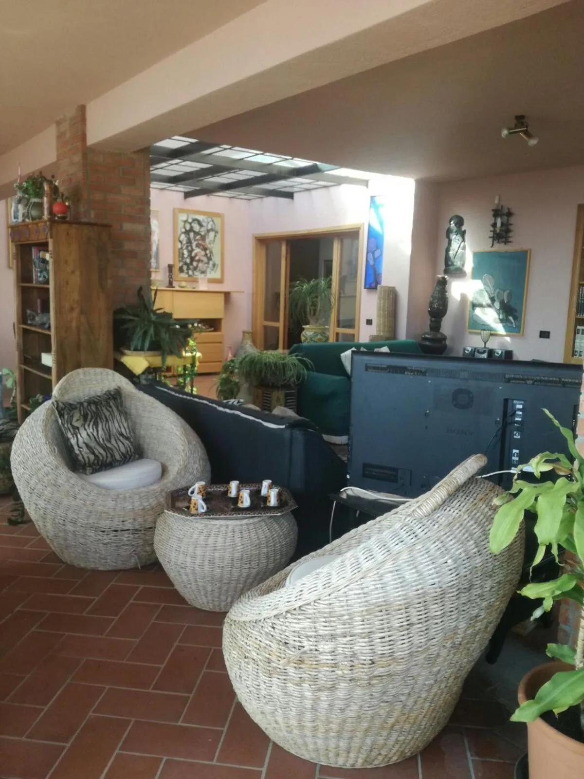 Communal lounge/ TV room in Villa Grande