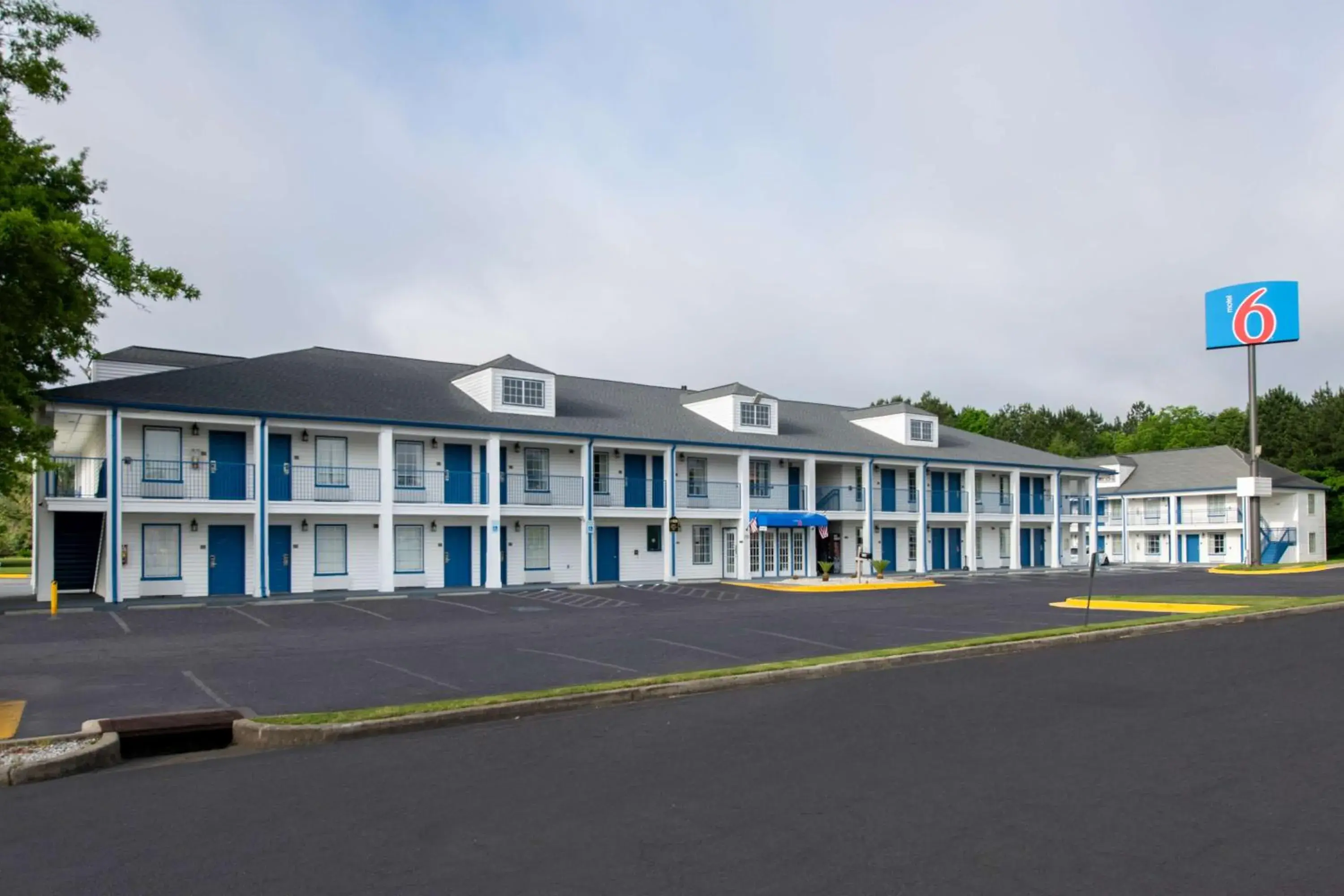 Property building in Motel 6 Macon, GA I 475 Property building in Motel 6 Macon, GA I 475