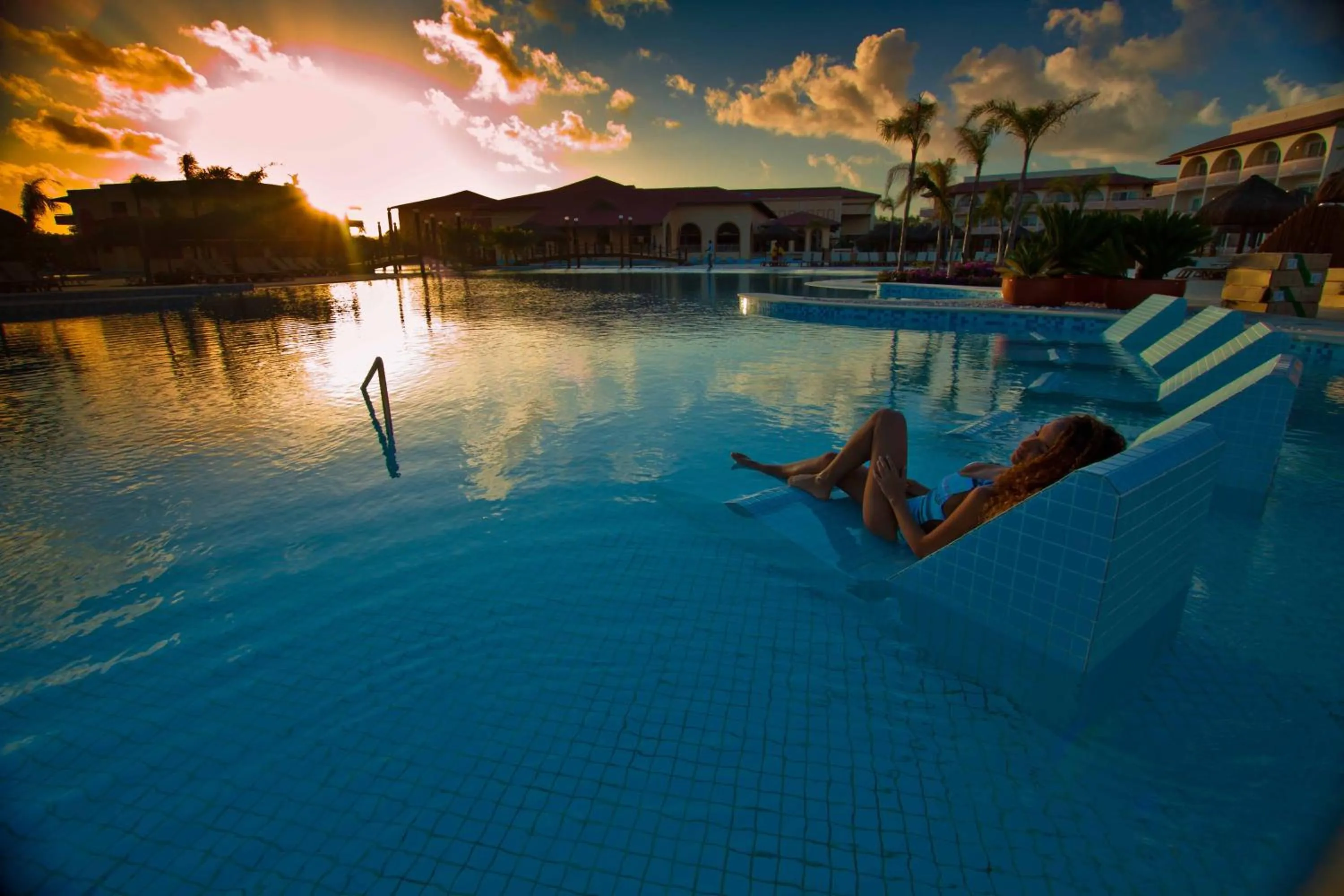 People in Grand Palladium Imbassaí Resort & Spa - All Inclusive