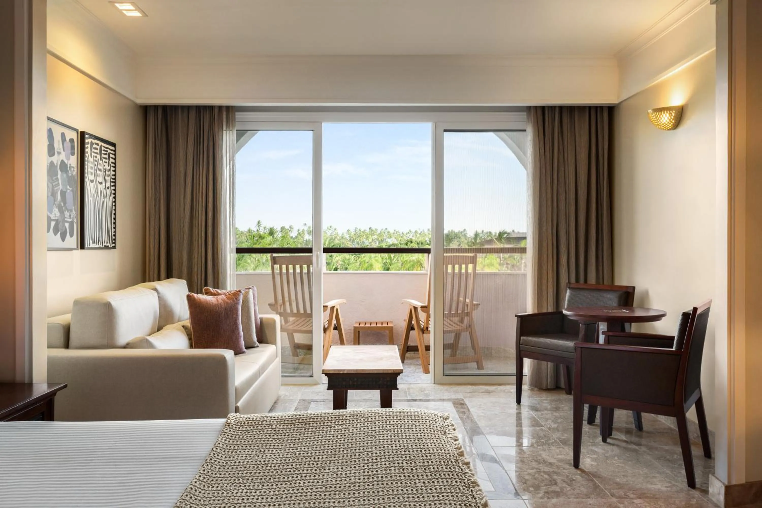 Living room, Bed in Grand Palladium Imbassaí Resort & Spa - All Inclusive