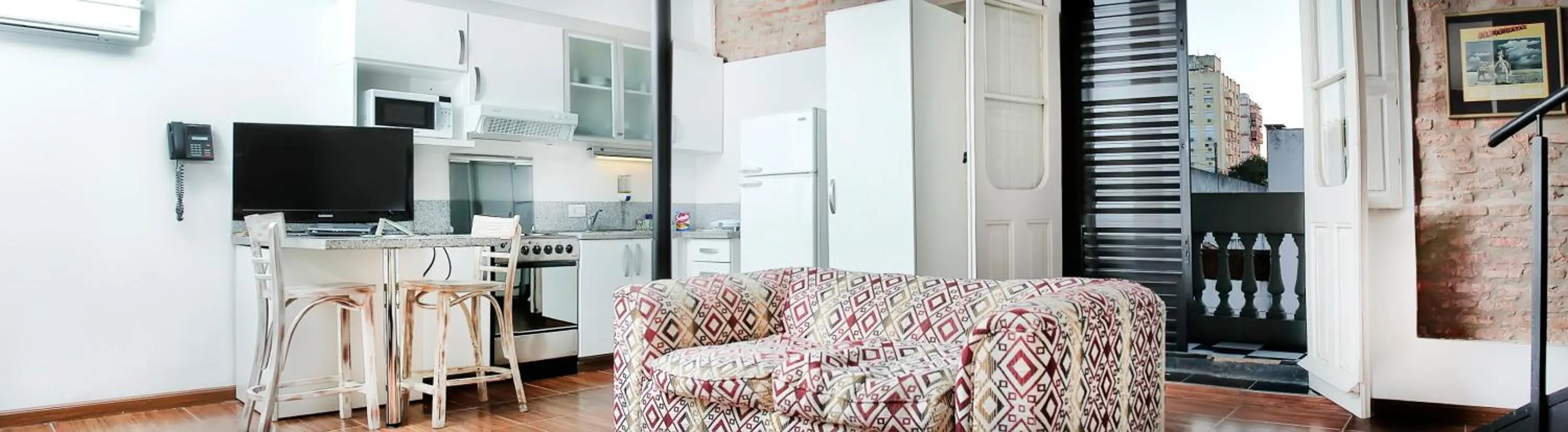 Communal lounge/ TV room in La Rozada Suites