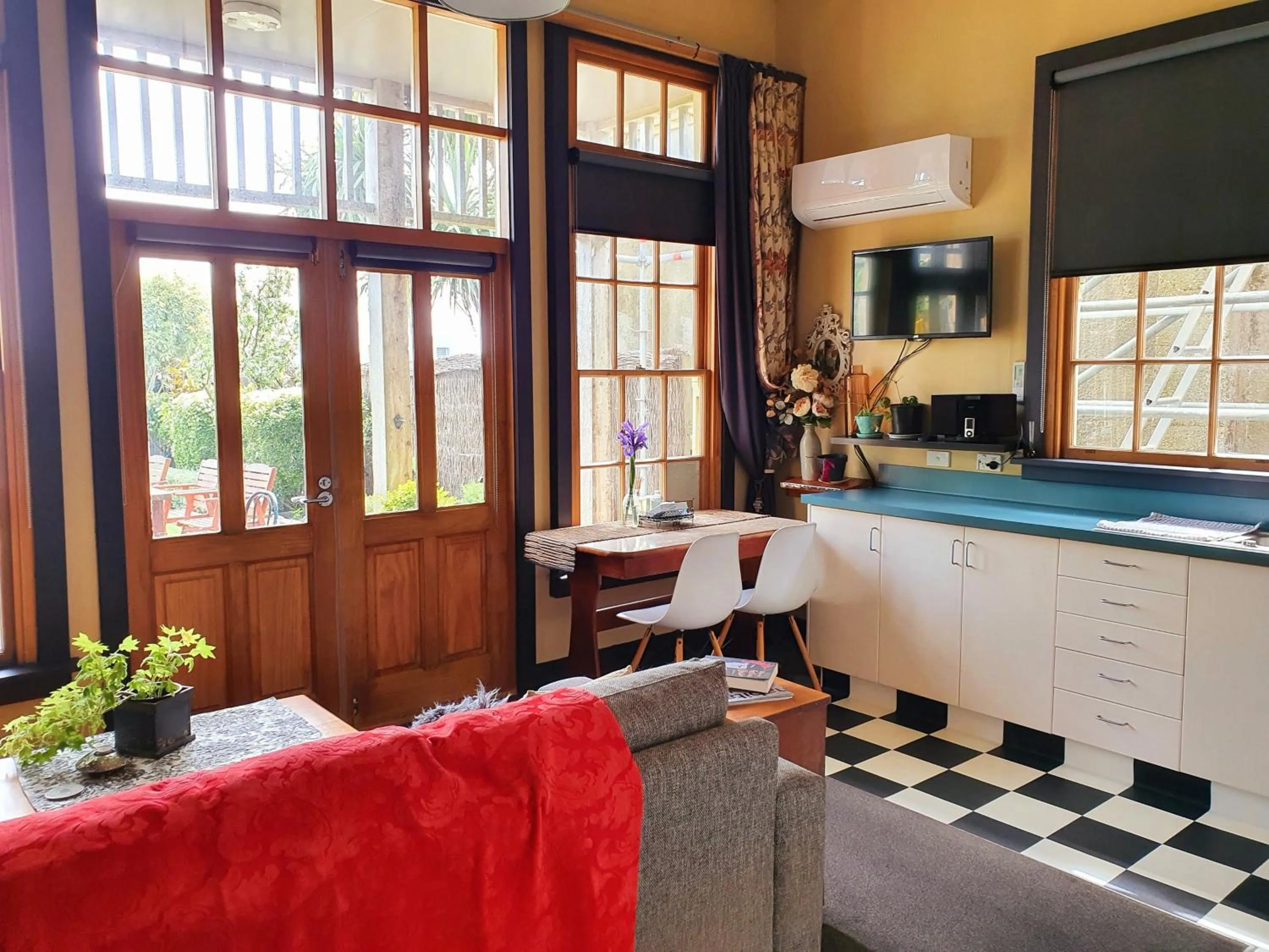 TV and multimedia in La Riviera Guesthouse