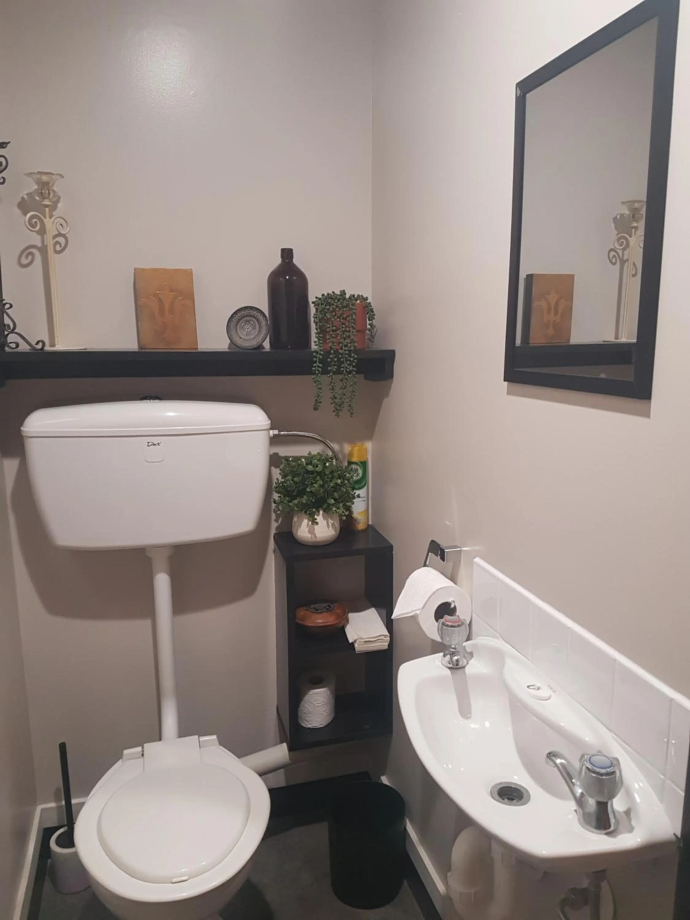 Toilet in La Riviera Guesthouse