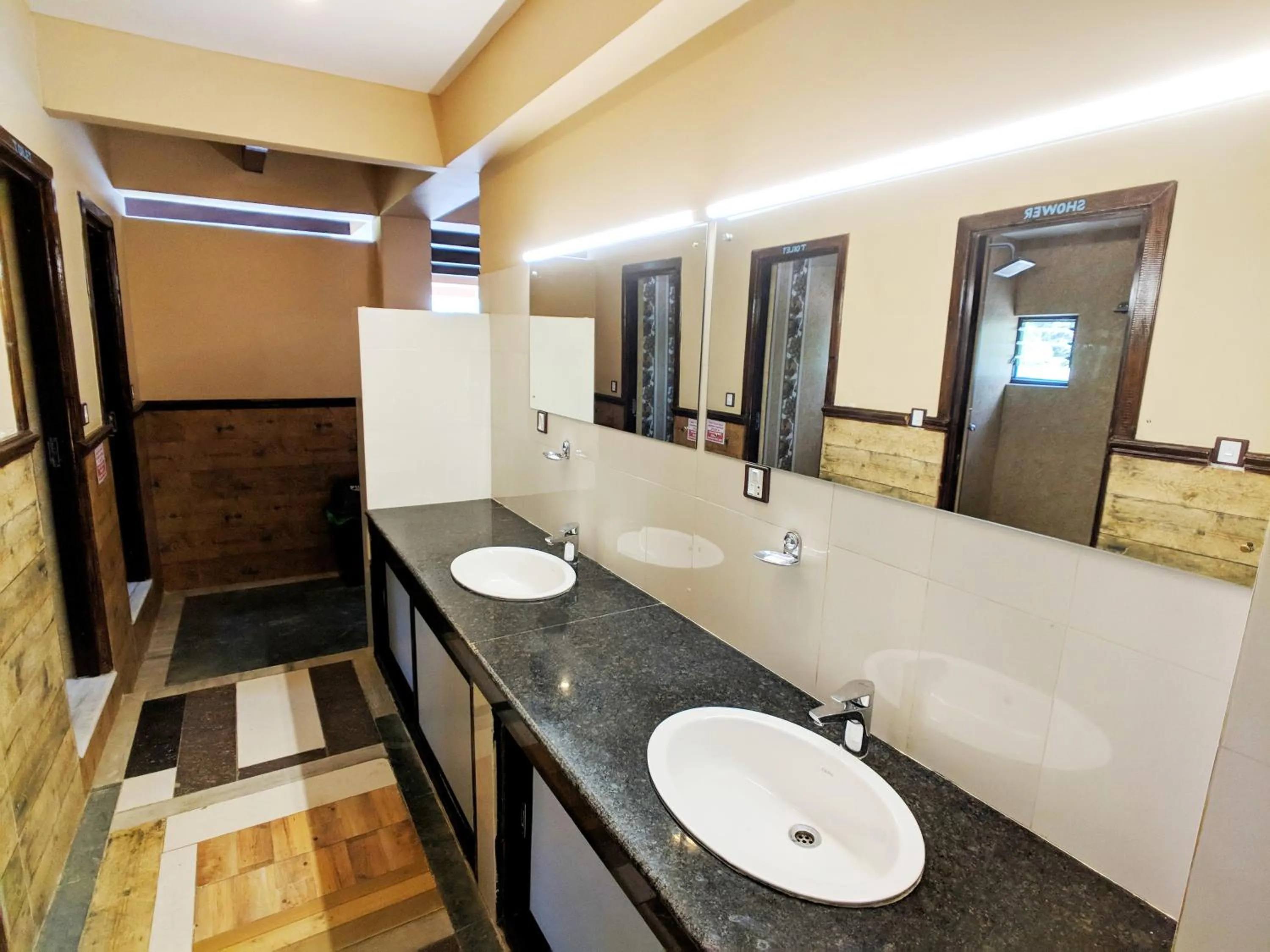 Bathroom in Hotel Forest Lake Backpackers' Hostel