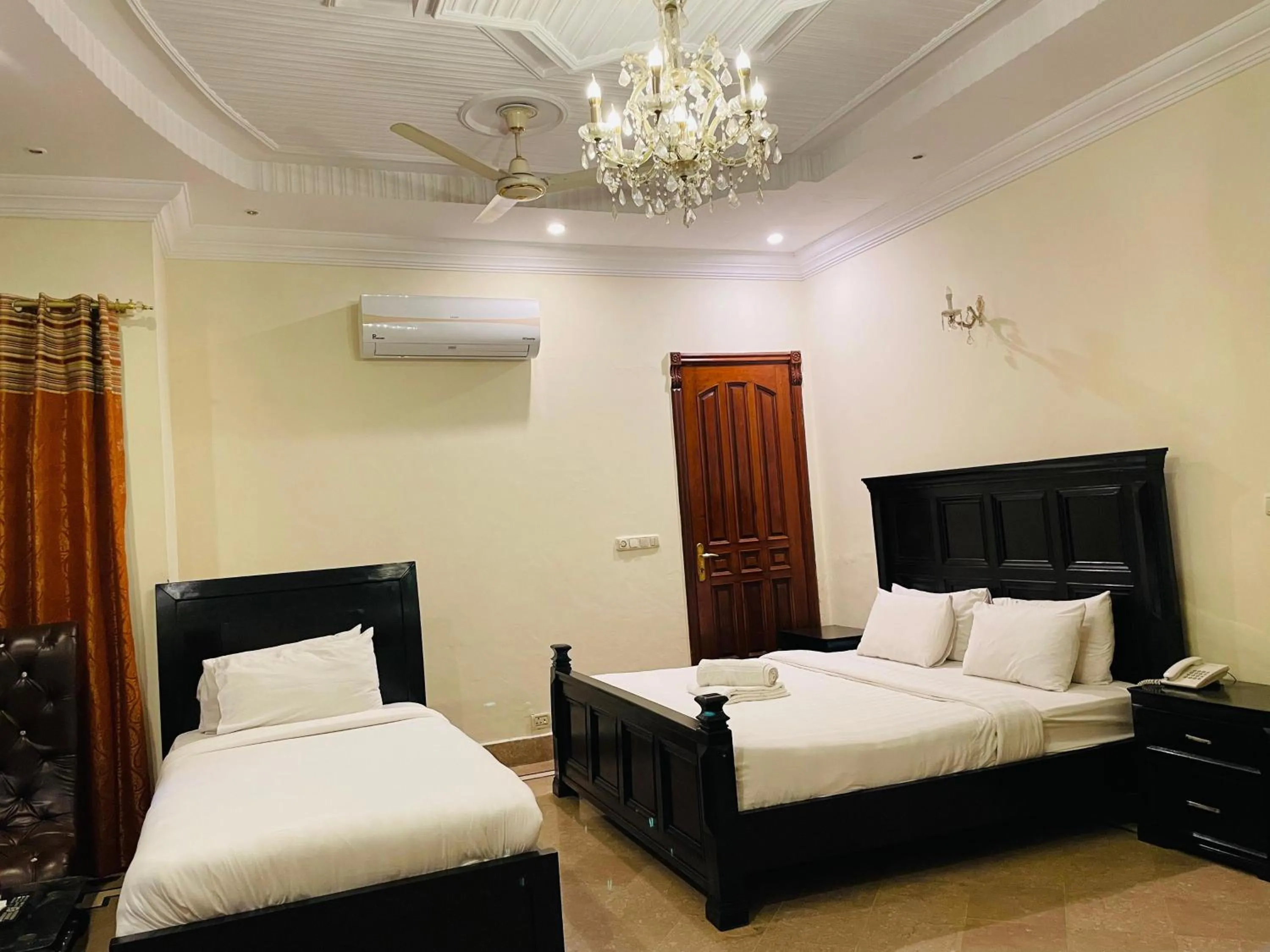 Bed in Executive Galaxy Guest House Islamabad