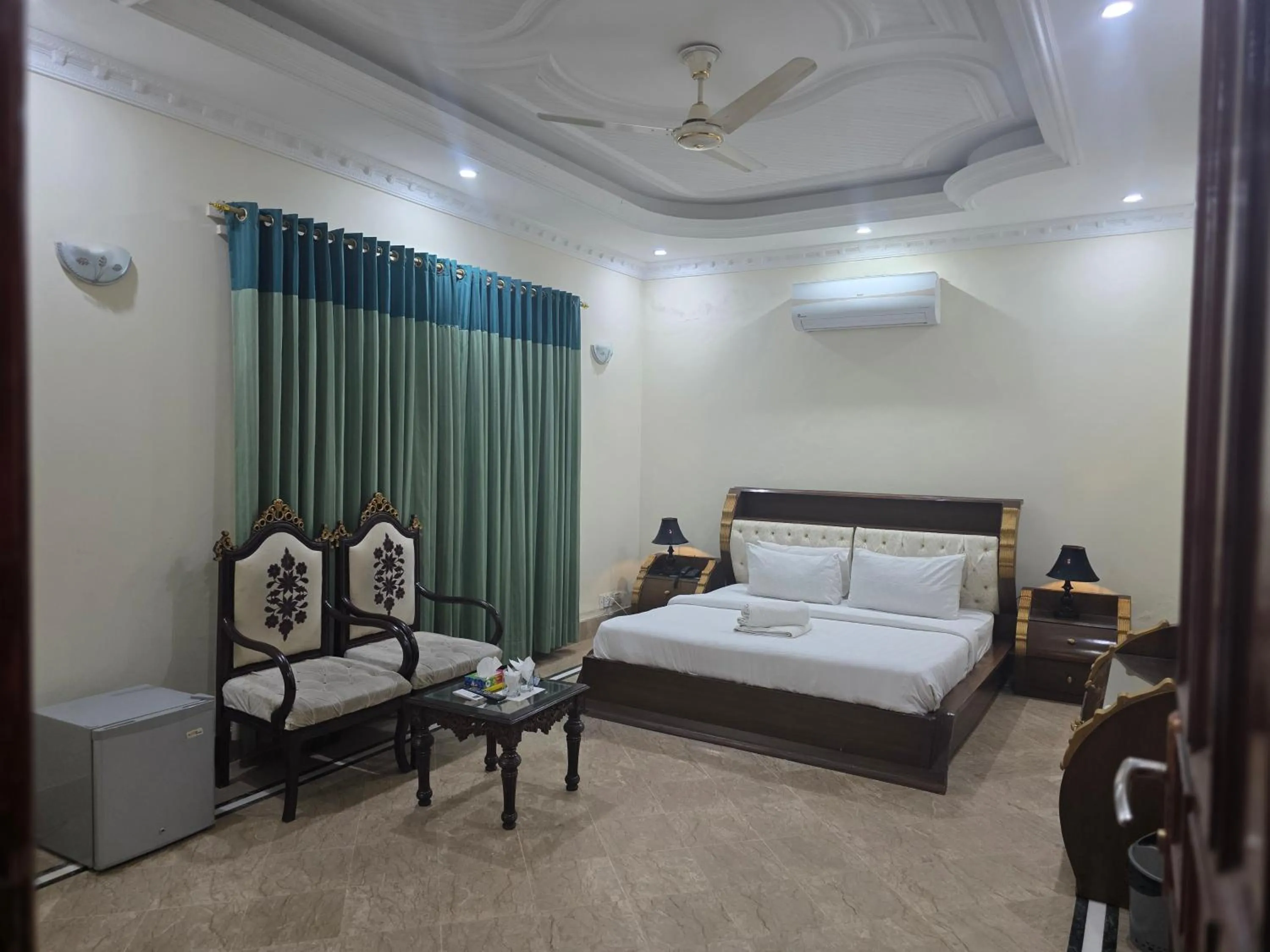 Bed in Executive Galaxy Guest House Islamabad
