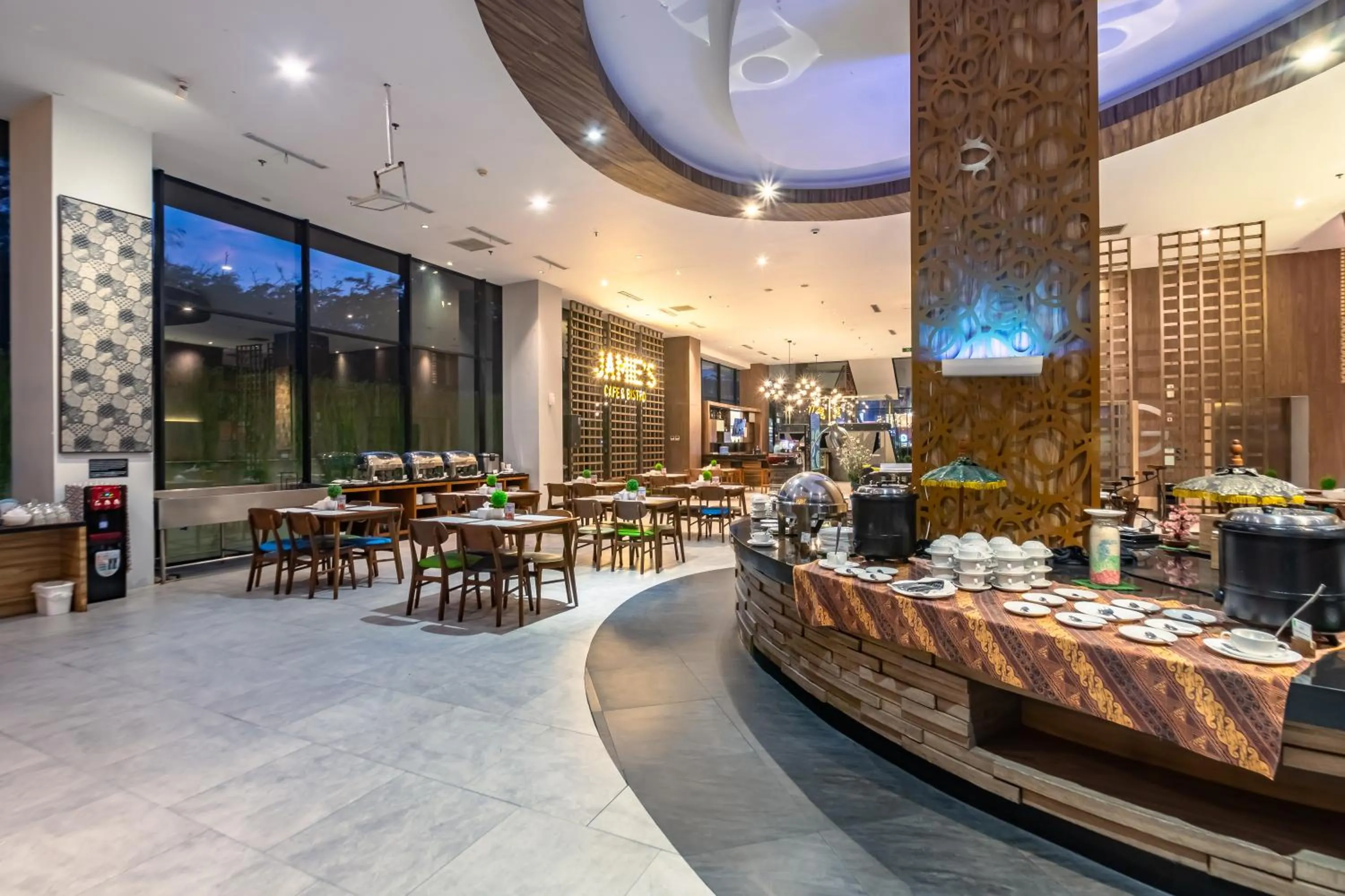 Restaurant/places to eat in Hotel AYOLA Lippo Cikarang