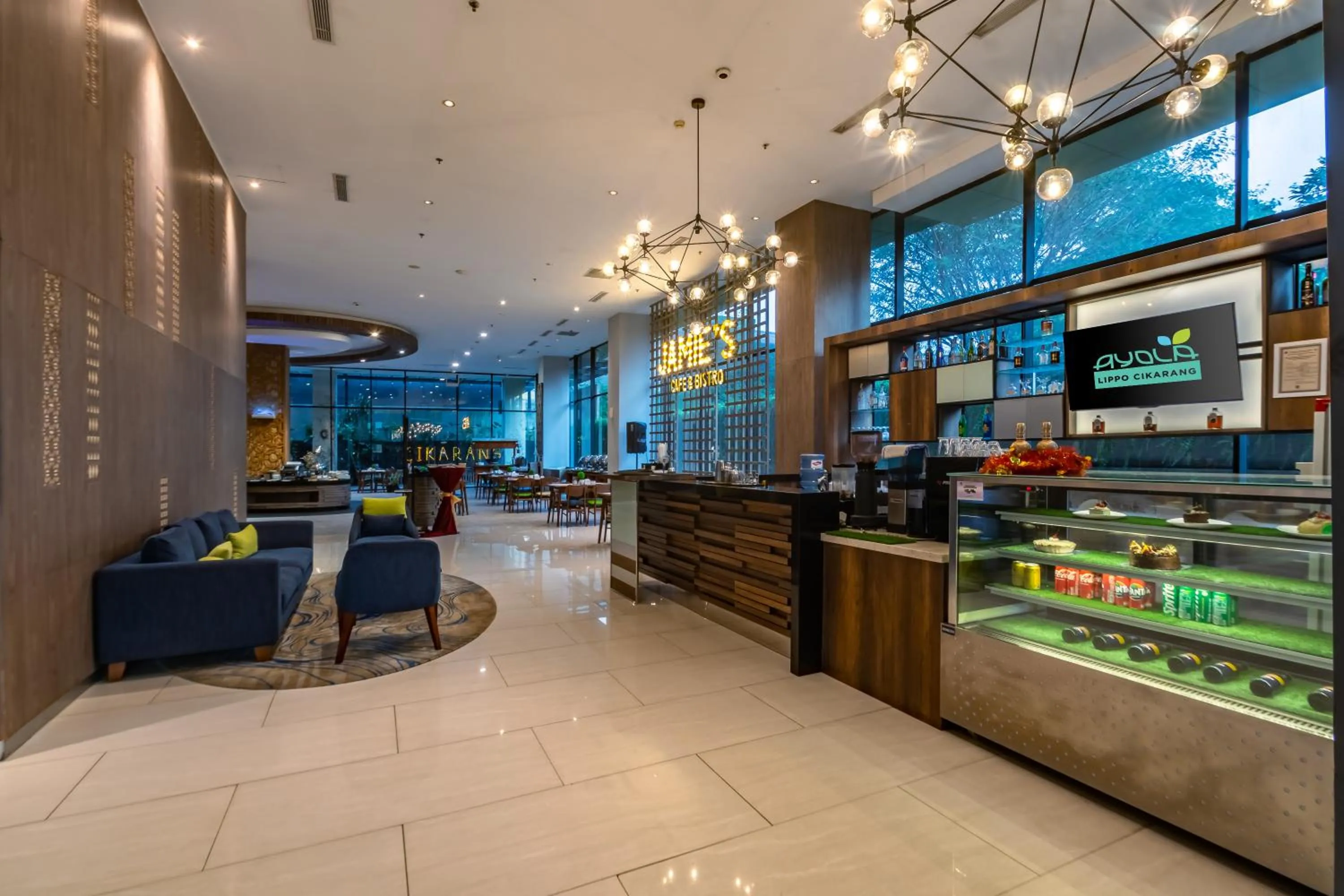 Lounge or bar in Hotel AYOLA Lippo Cikarang
