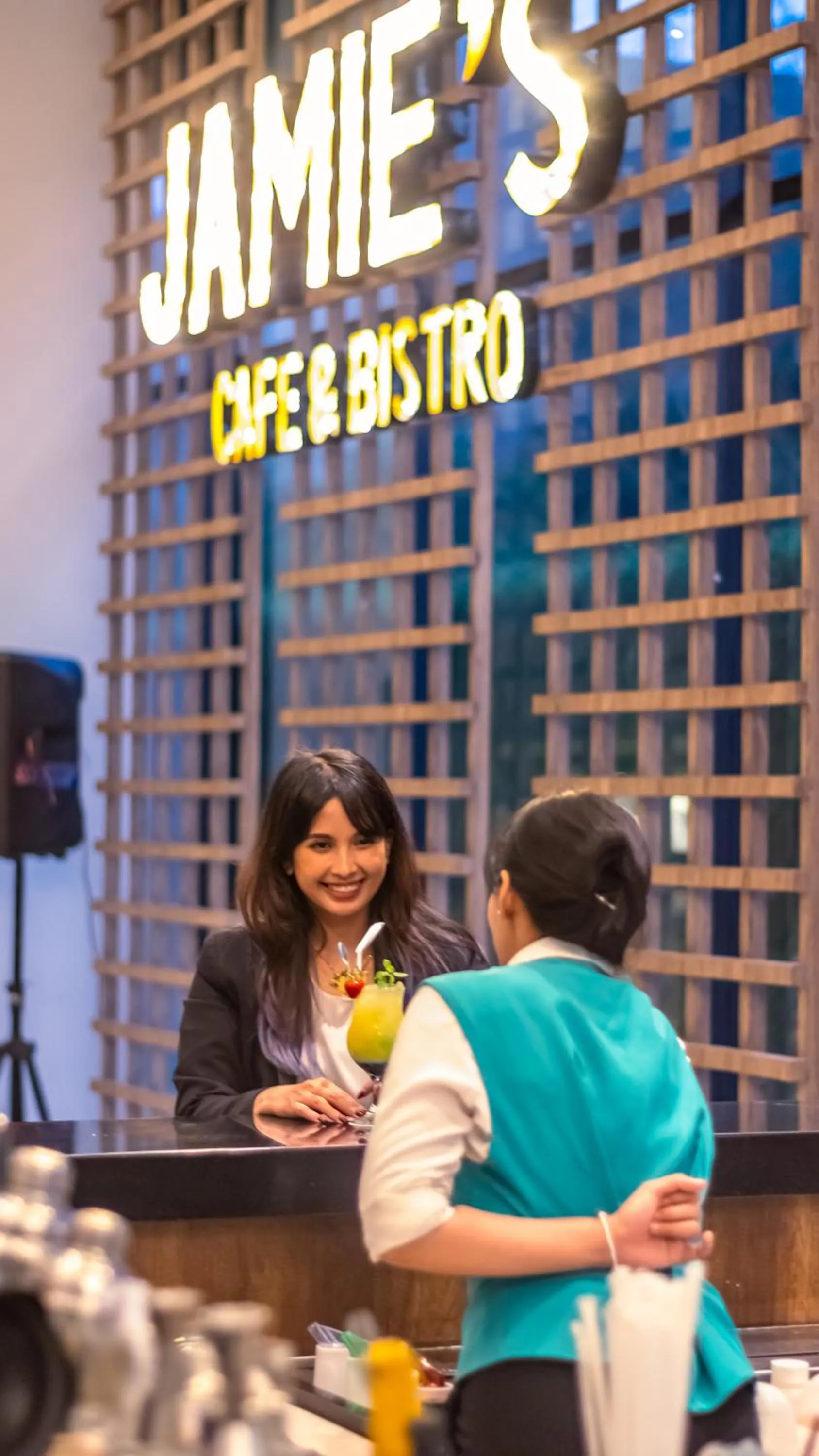 Lounge or bar in Hotel AYOLA Lippo Cikarang