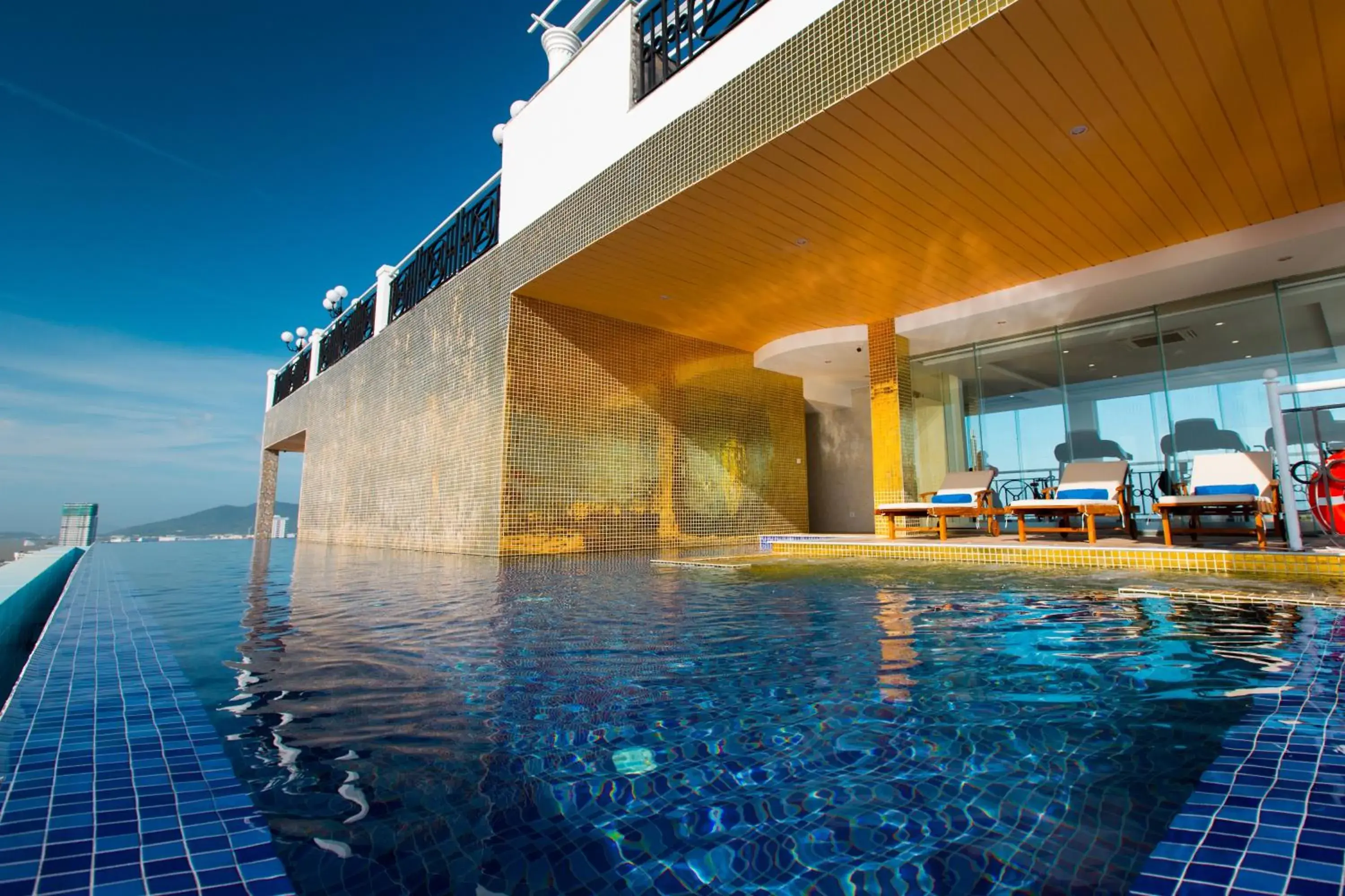 Swimming pool in Fivitel Da Nang Swimming pool in Fivitel Da Nang