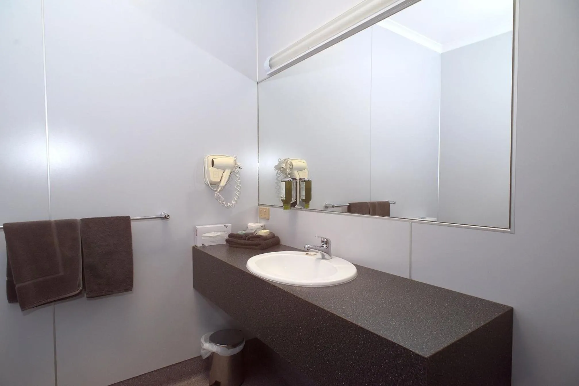 Bathroom in Horsham Mid City Court Motel