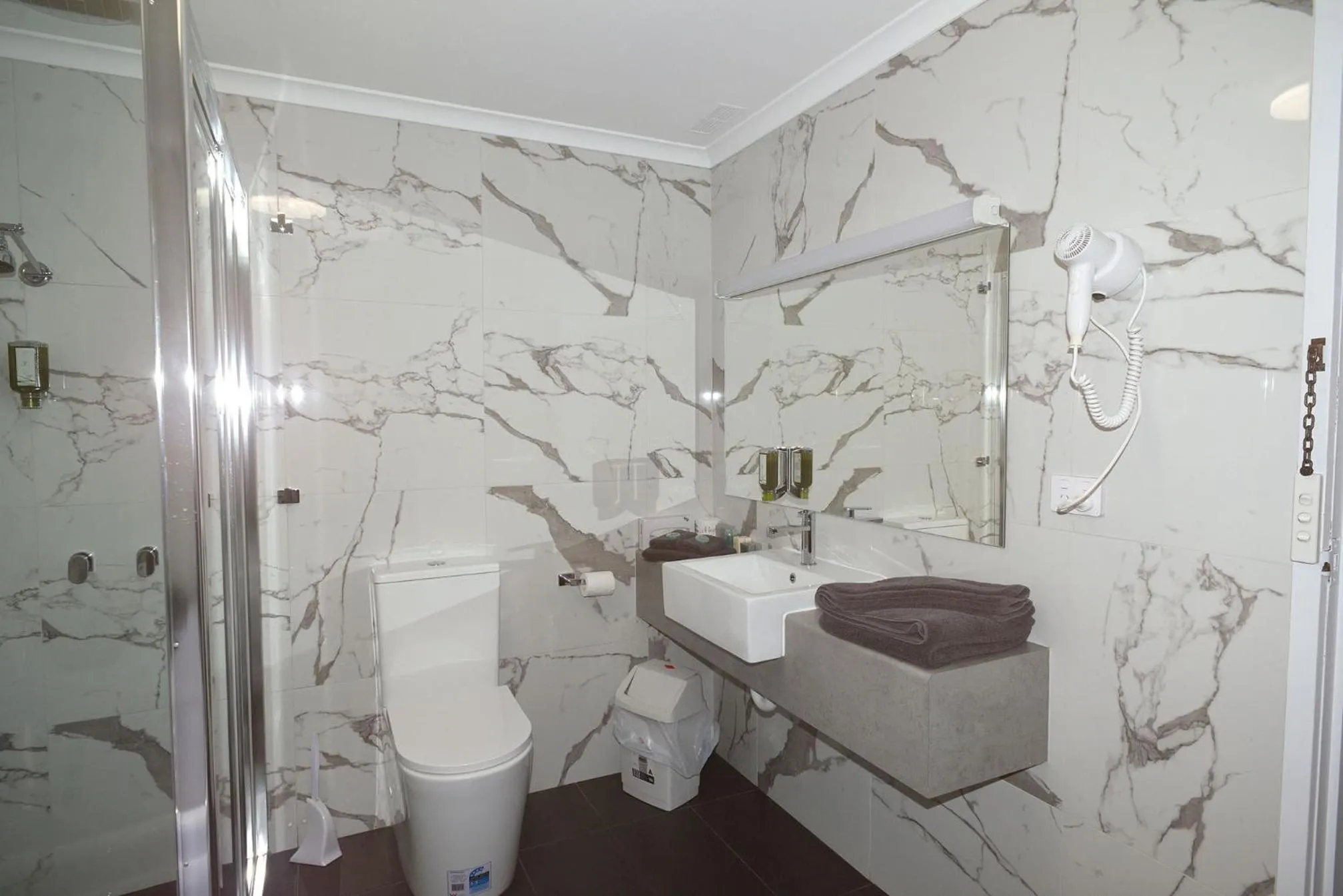 Bathroom in Horsham Mid City Court Motel