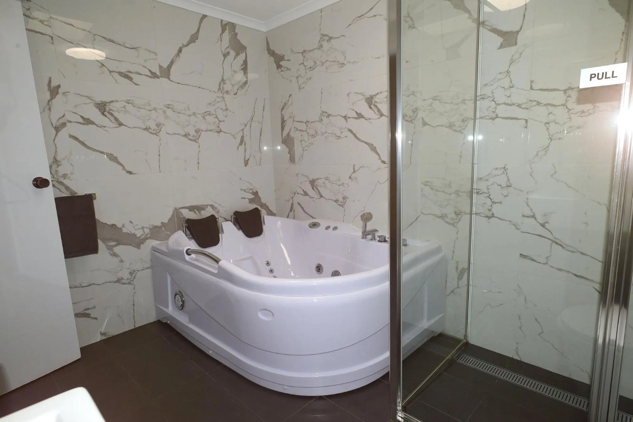 Shower in Horsham Mid City Court Motel