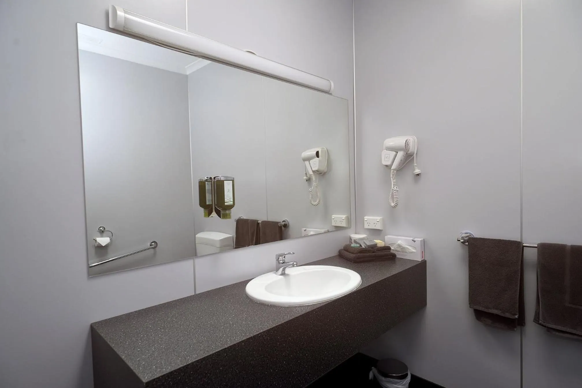 Bathroom in Horsham Mid City Court Motel