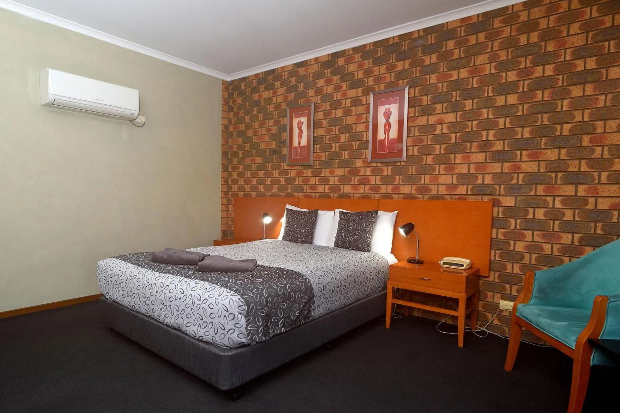 Bedroom, Bed in Horsham Mid City Court Motel