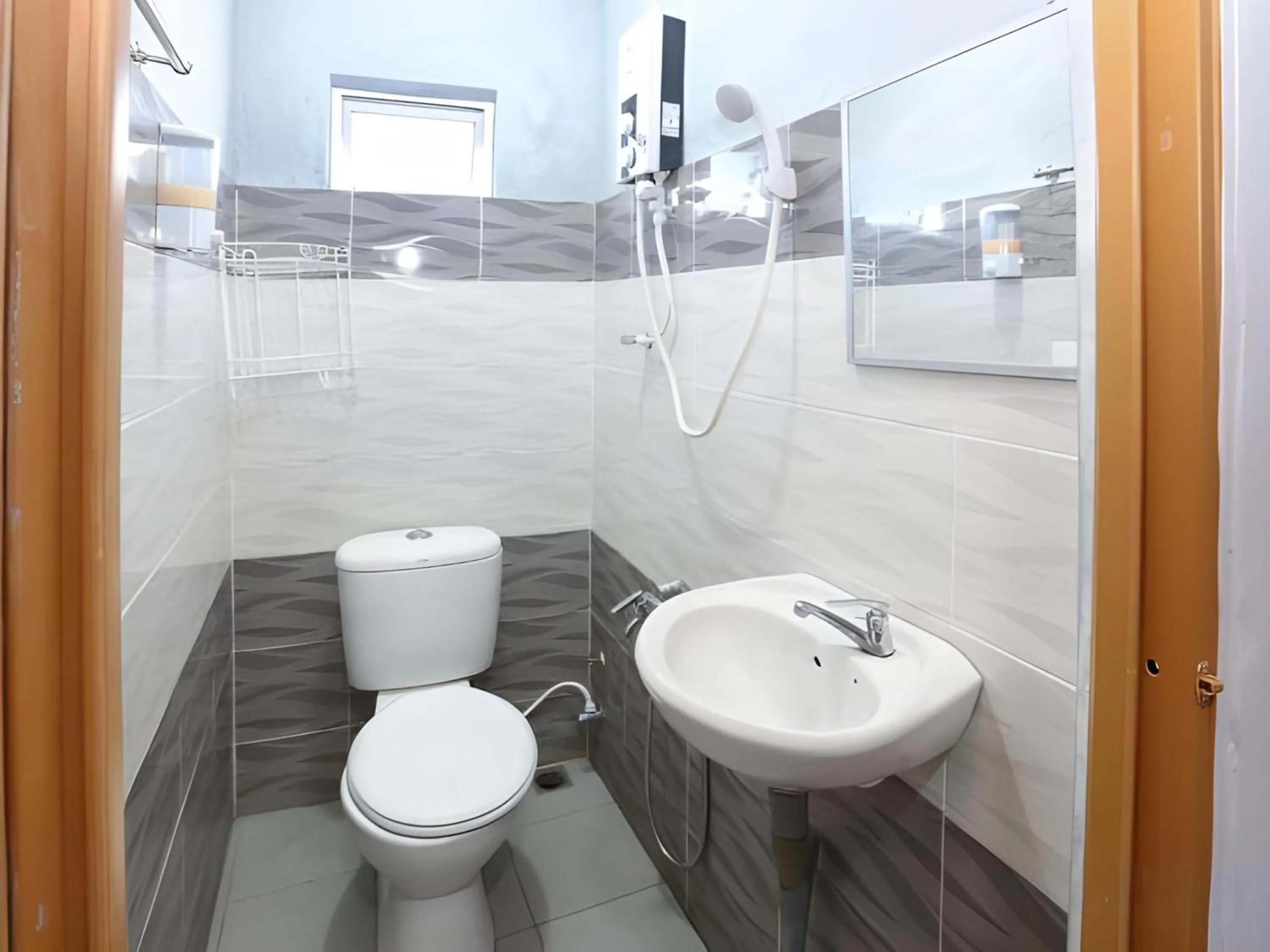 Bathroom in SPOT ON 89796 D'noor Budget Inn