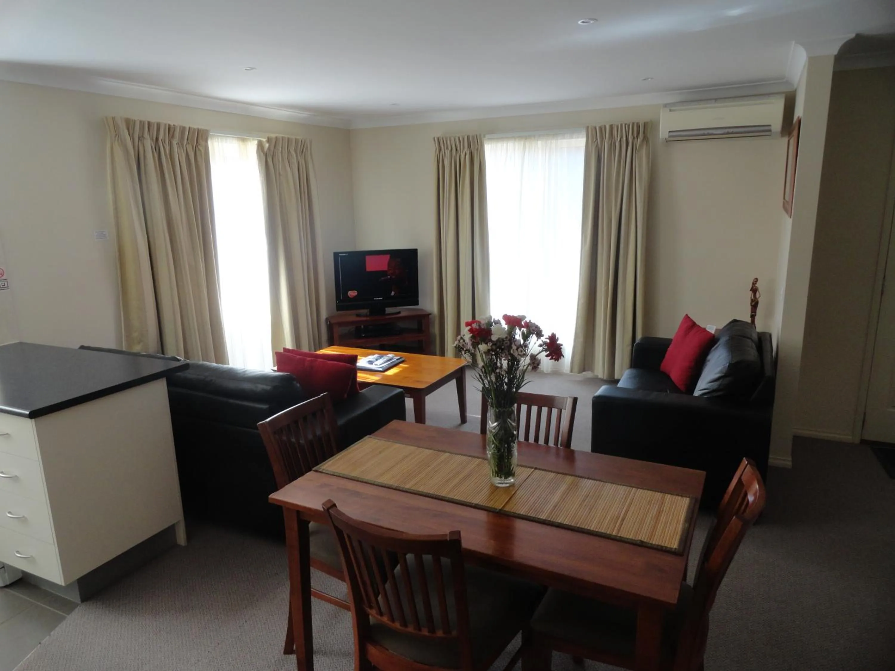 Kitchen or kitchenette in Victoria Lodge Motor Inn & Apartments