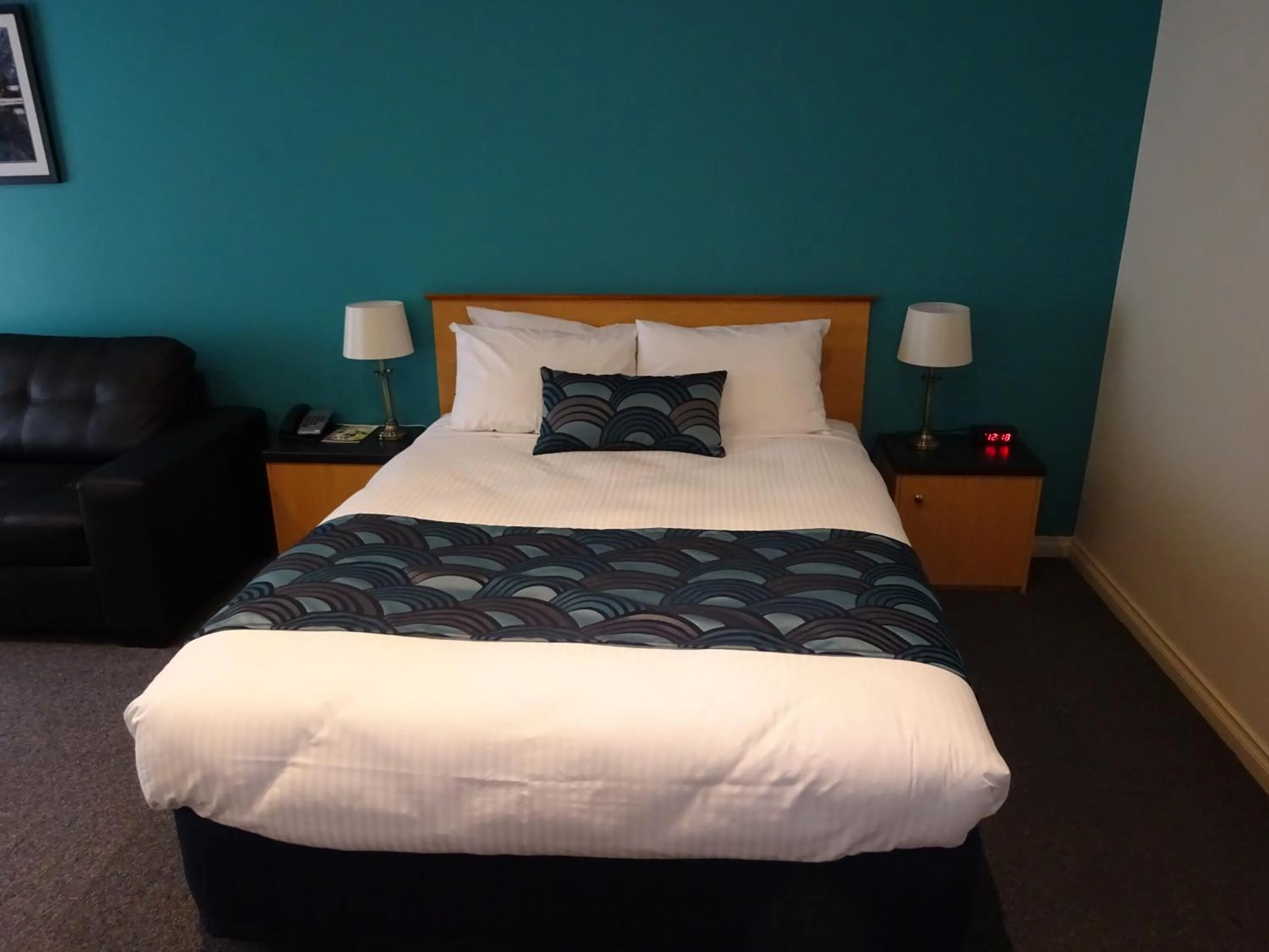 Bed in Victoria Lodge Motor Inn & Apartments