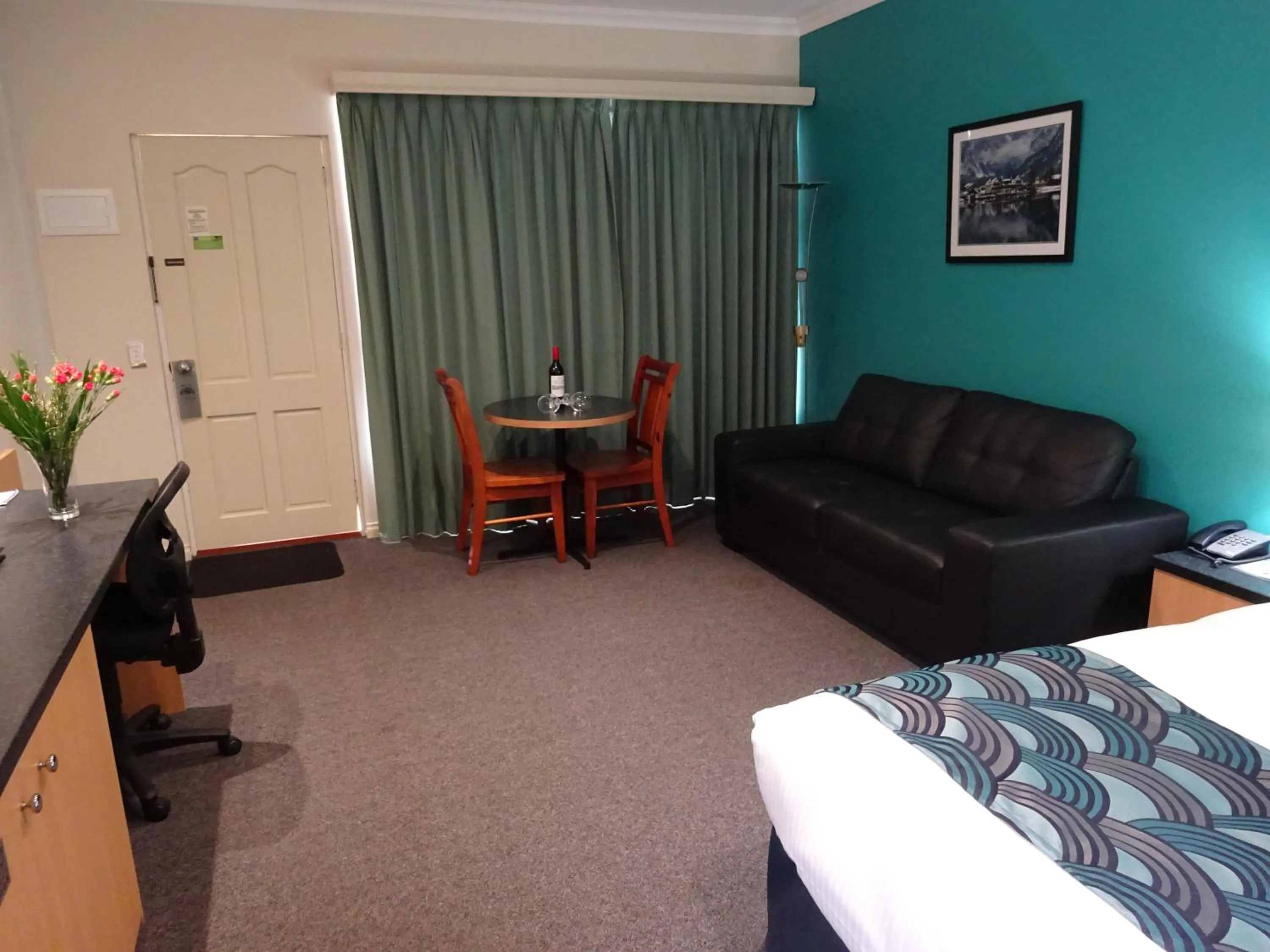 Living room in Victoria Lodge Motor Inn & Apartments
