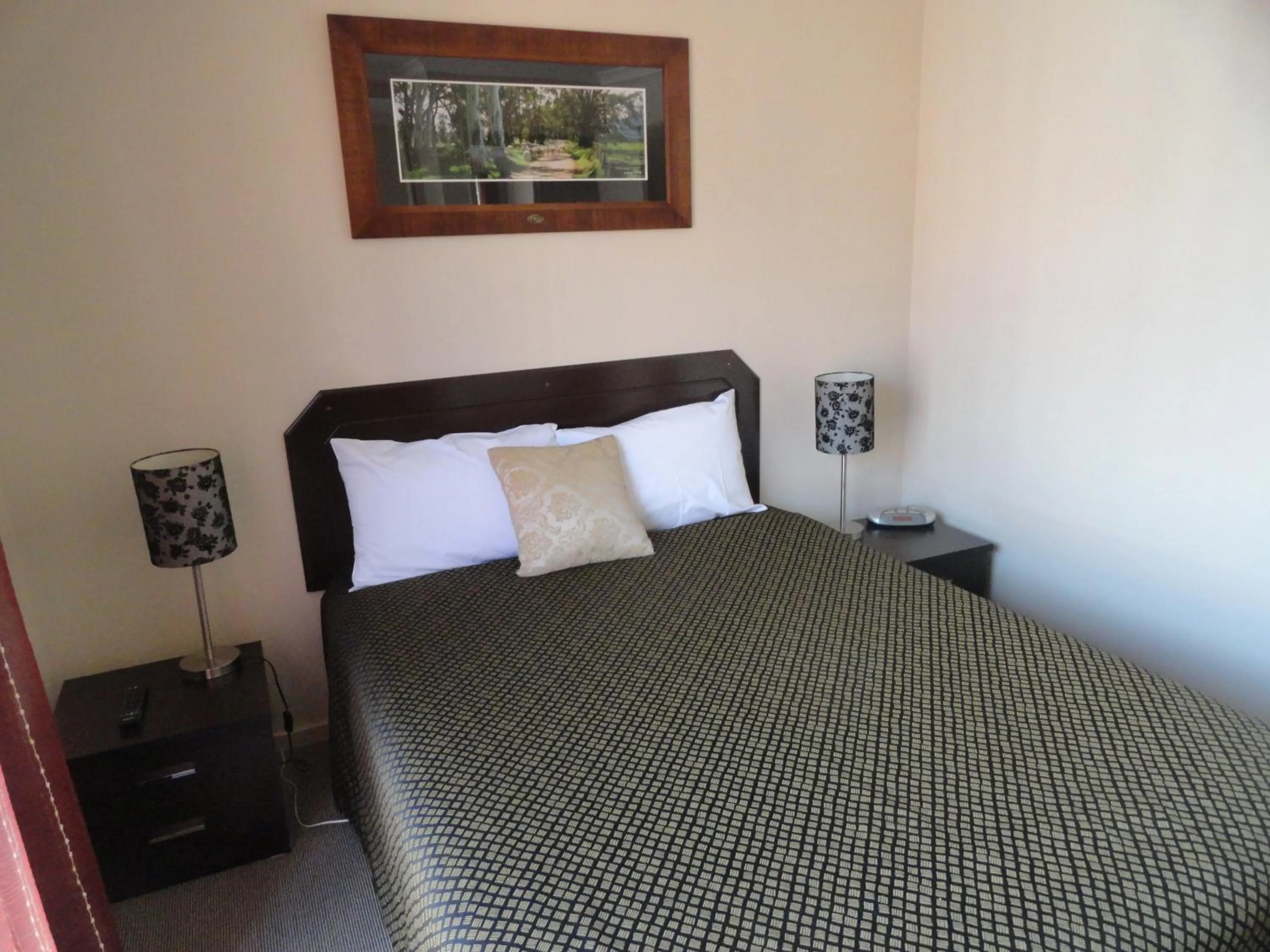 Bedroom, Bed in Victoria Lodge Motor Inn & Apartments